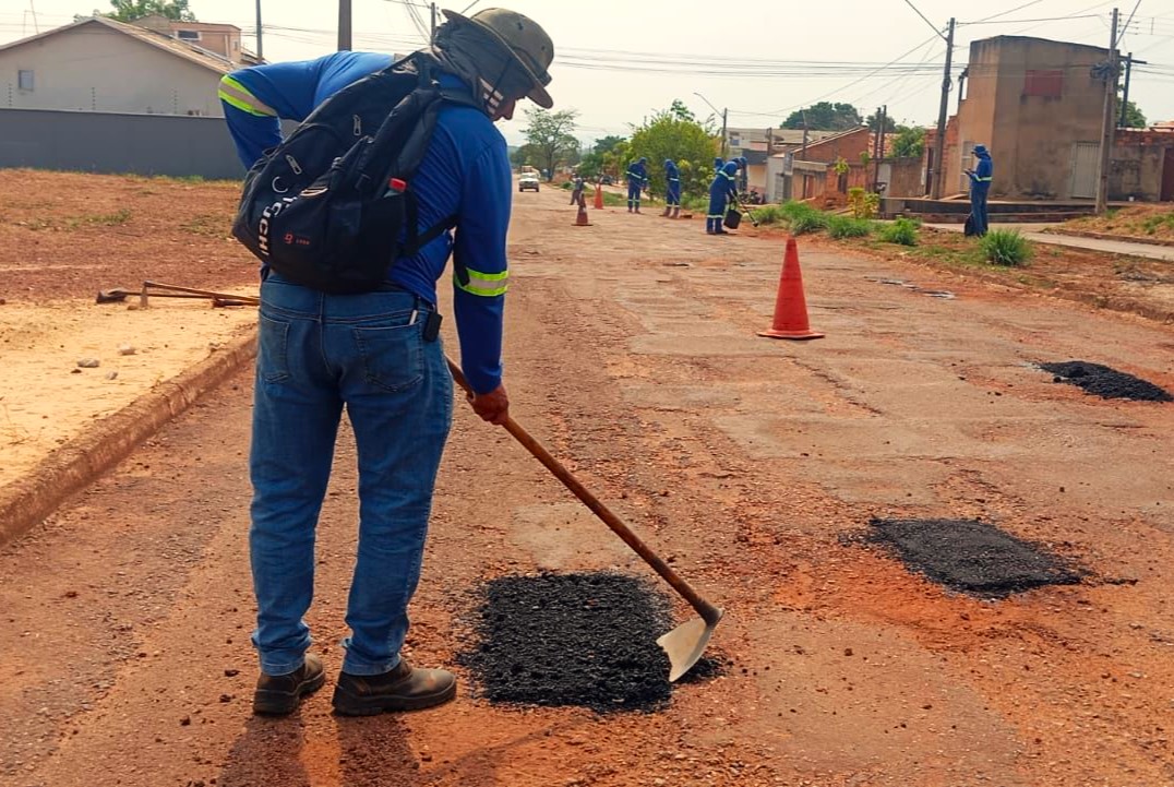 O Jardim Aureny 3 também recebeu manutenção asfáltica (tapa buraco)