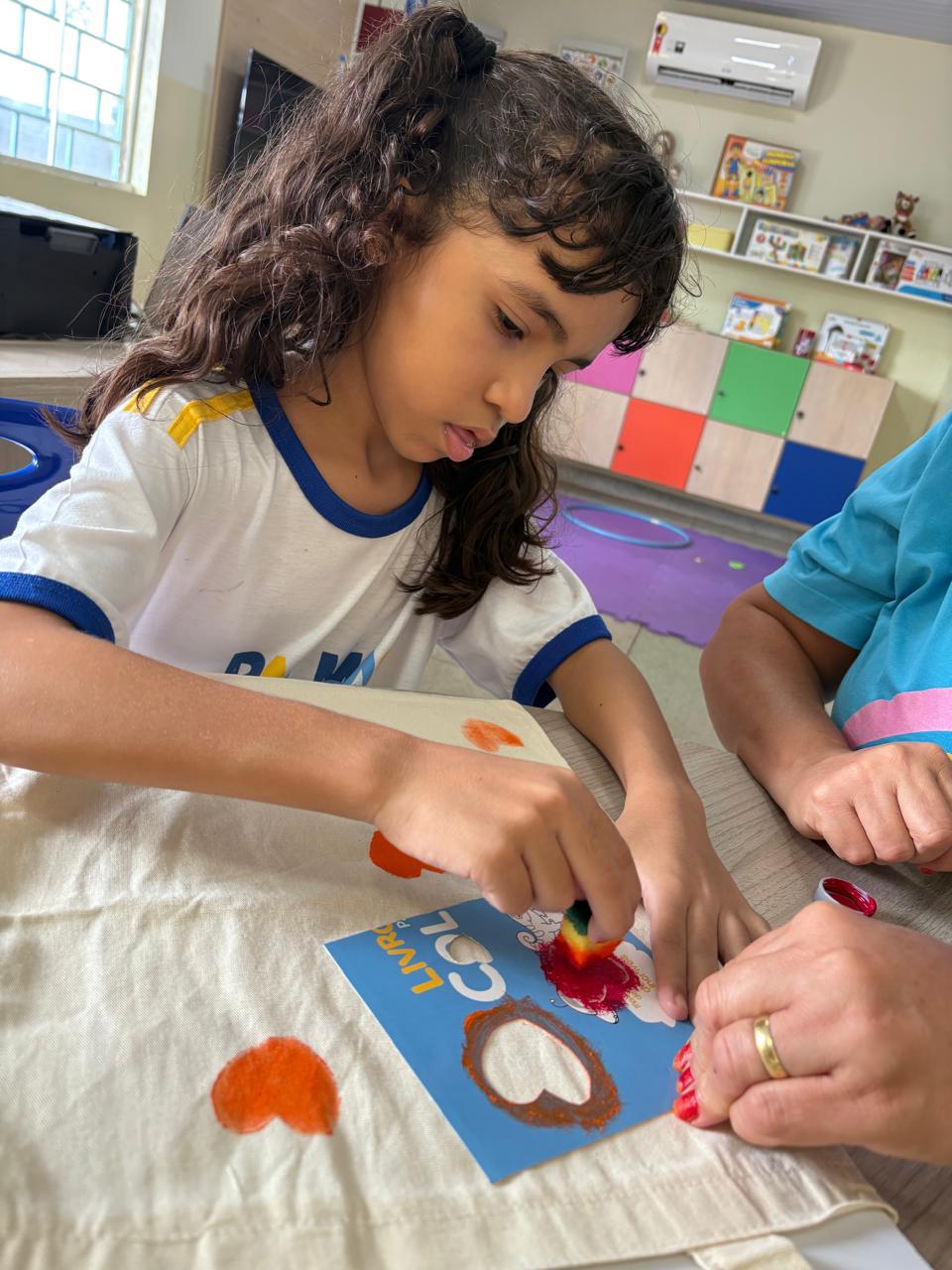 Além de incentivar o cuidado com o meio ambiente por meio do uso de materiais reutilizáveis, a prática contribuiu para o desenvolvimento das habilidades motoras finas