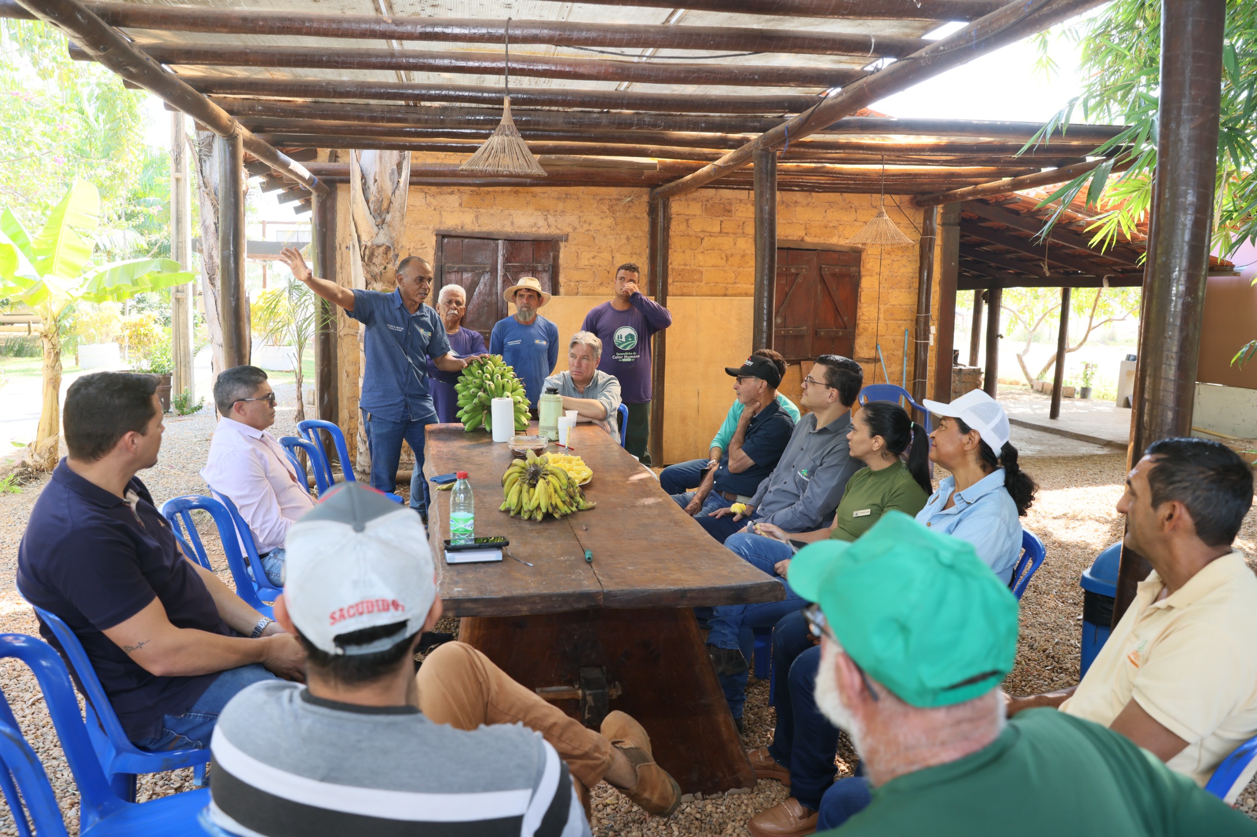 Prefeitura se reúne com representante do Basa para discutir linhas de fomento a pequenos agricultores 