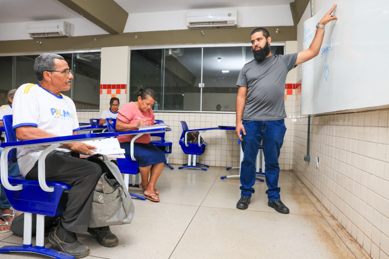 Entre os atendidos na EJA, estão muitos idosos que encontram nas salas de aula não apenas a chance de aprender a ler, escrever ou concluir etapas da educação básica