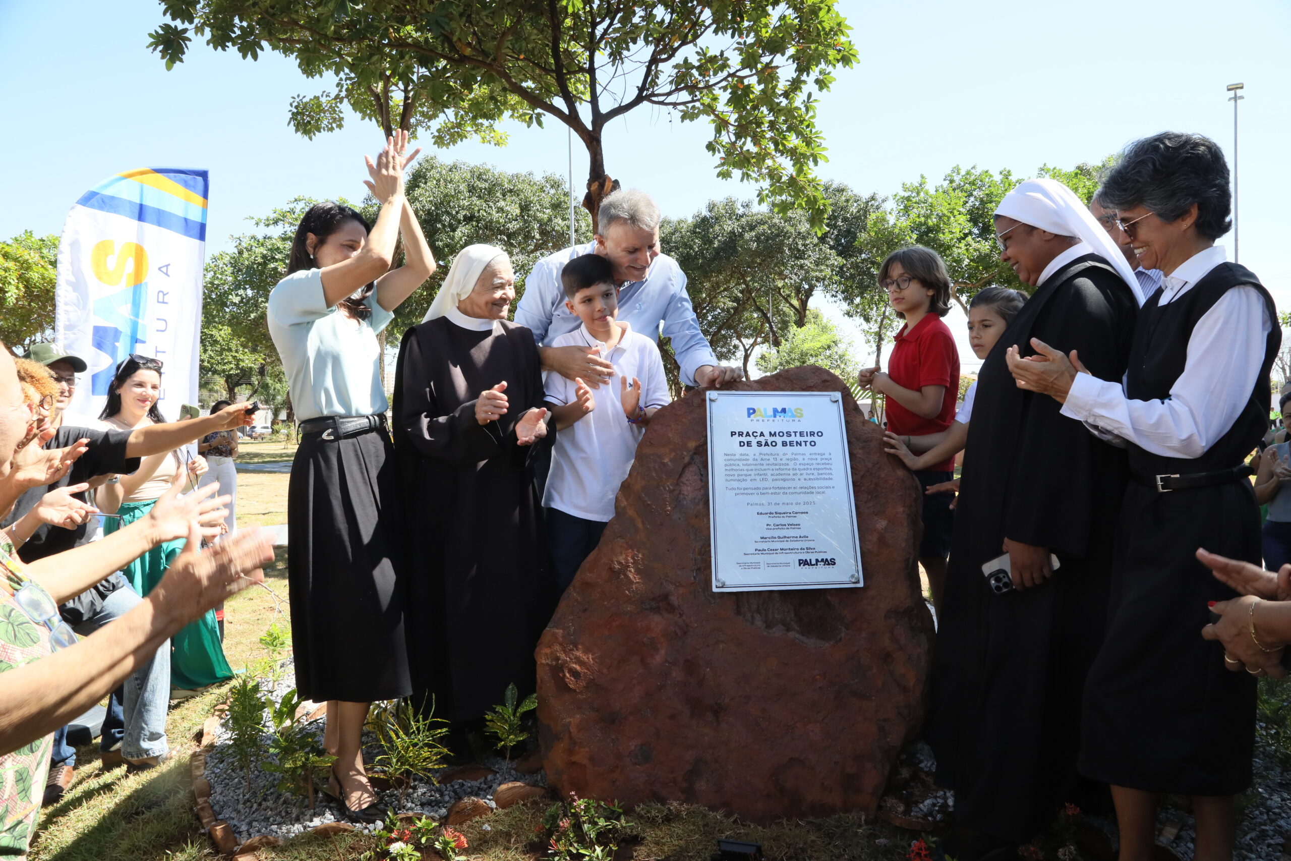 Prefeito Eduardo Siqueira entrega Praça Mosteiro de São Bento e se emociona com homenagem e memória familiar