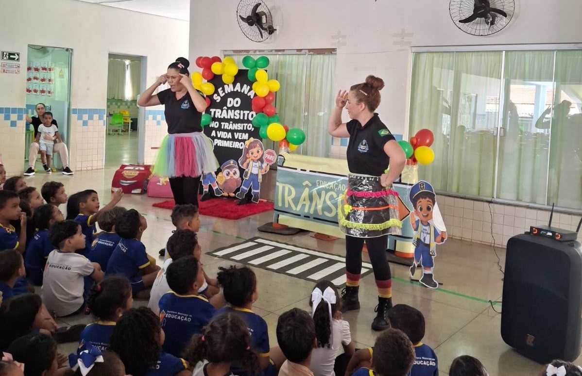 Crianças do Cmei Lucas Ruan aprendem sobre segurança no trânsito em peça de teatro