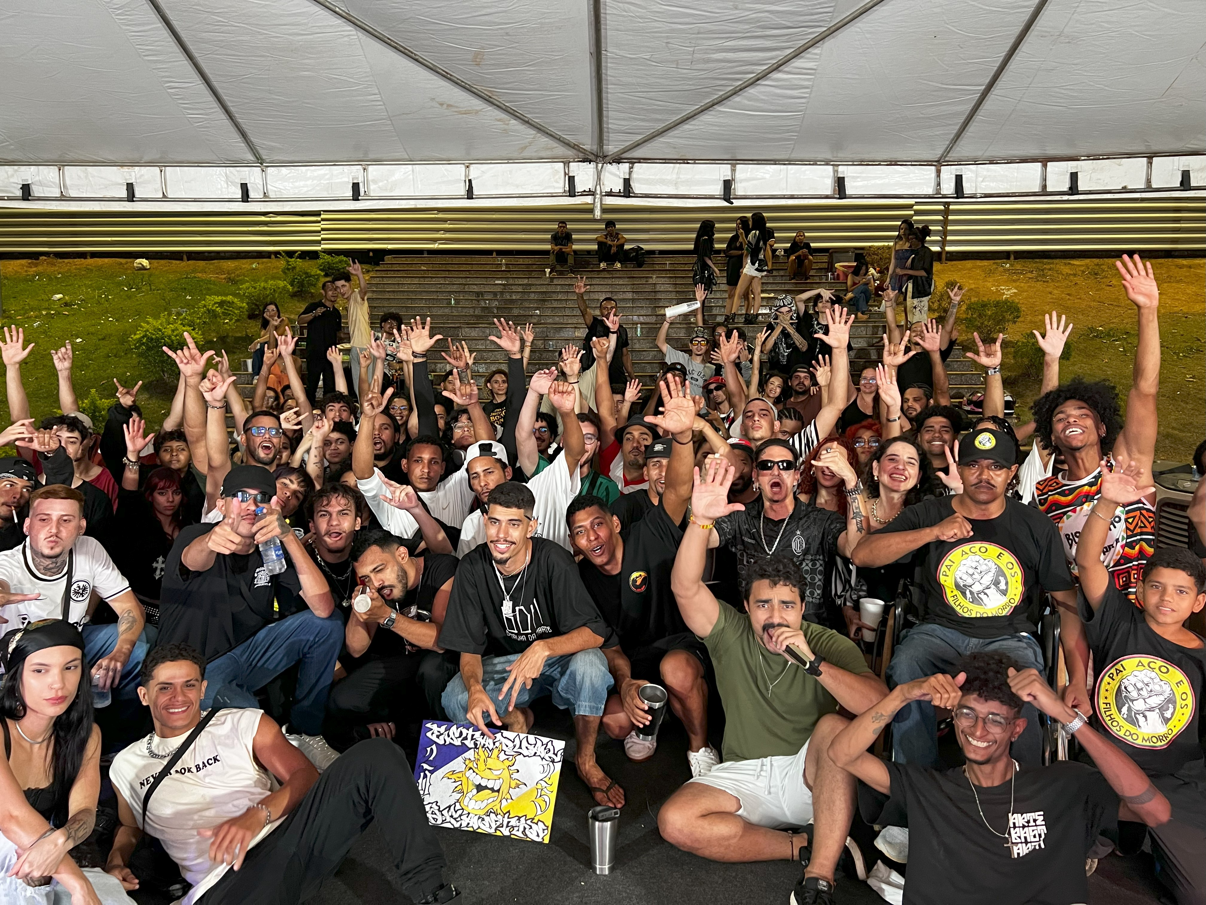 Vencedor, MC Frajola, de Gurupi, rodeado da plateia que acompanhou todas as batalhas na noite de final