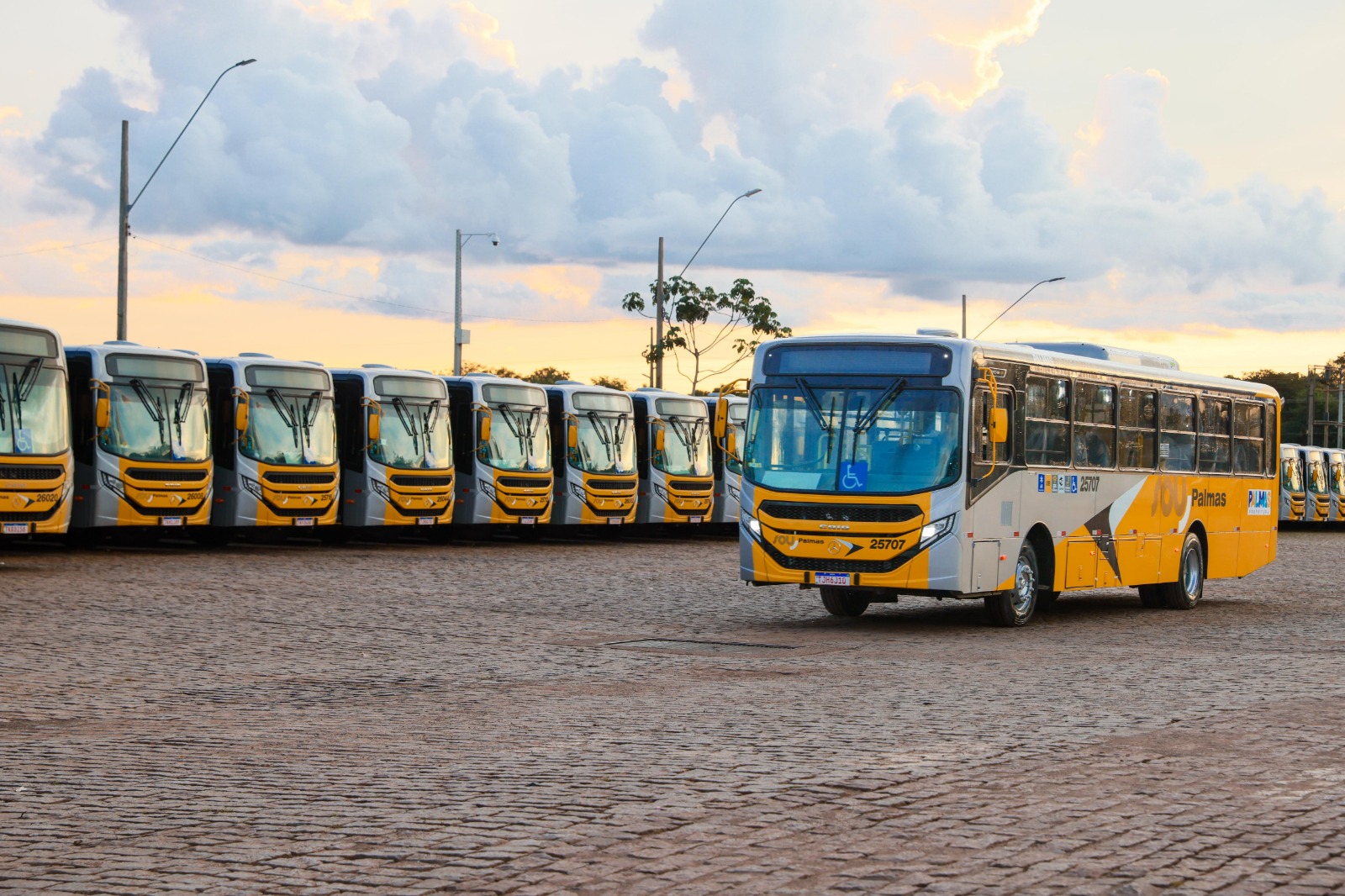 São 154 ônibus, sendo 14 reservas e 10 vans