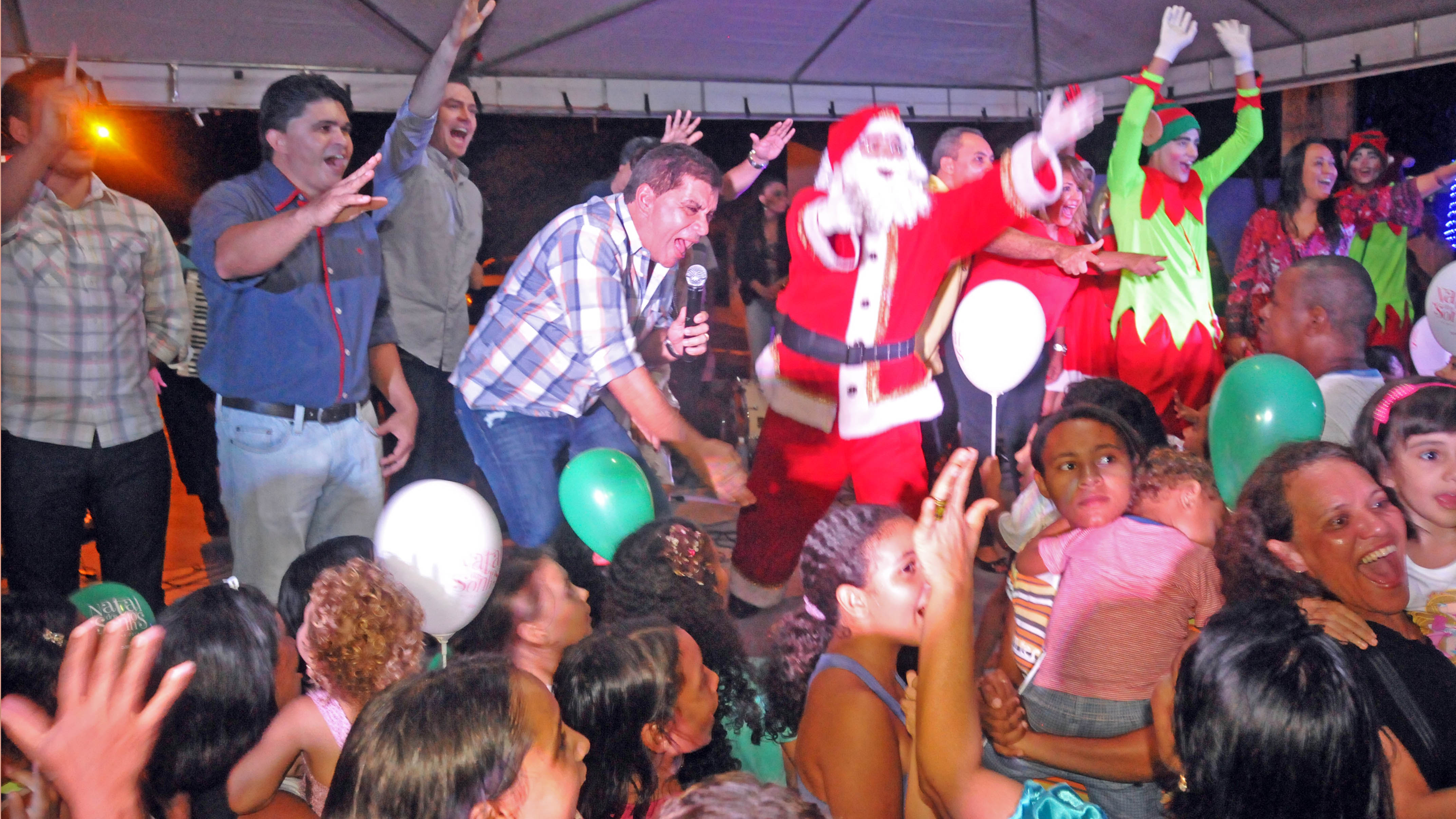 Natal dos Sonhos encanta crianças de Taquaruçu com acendimento das luzes e chegada do Papai Noel