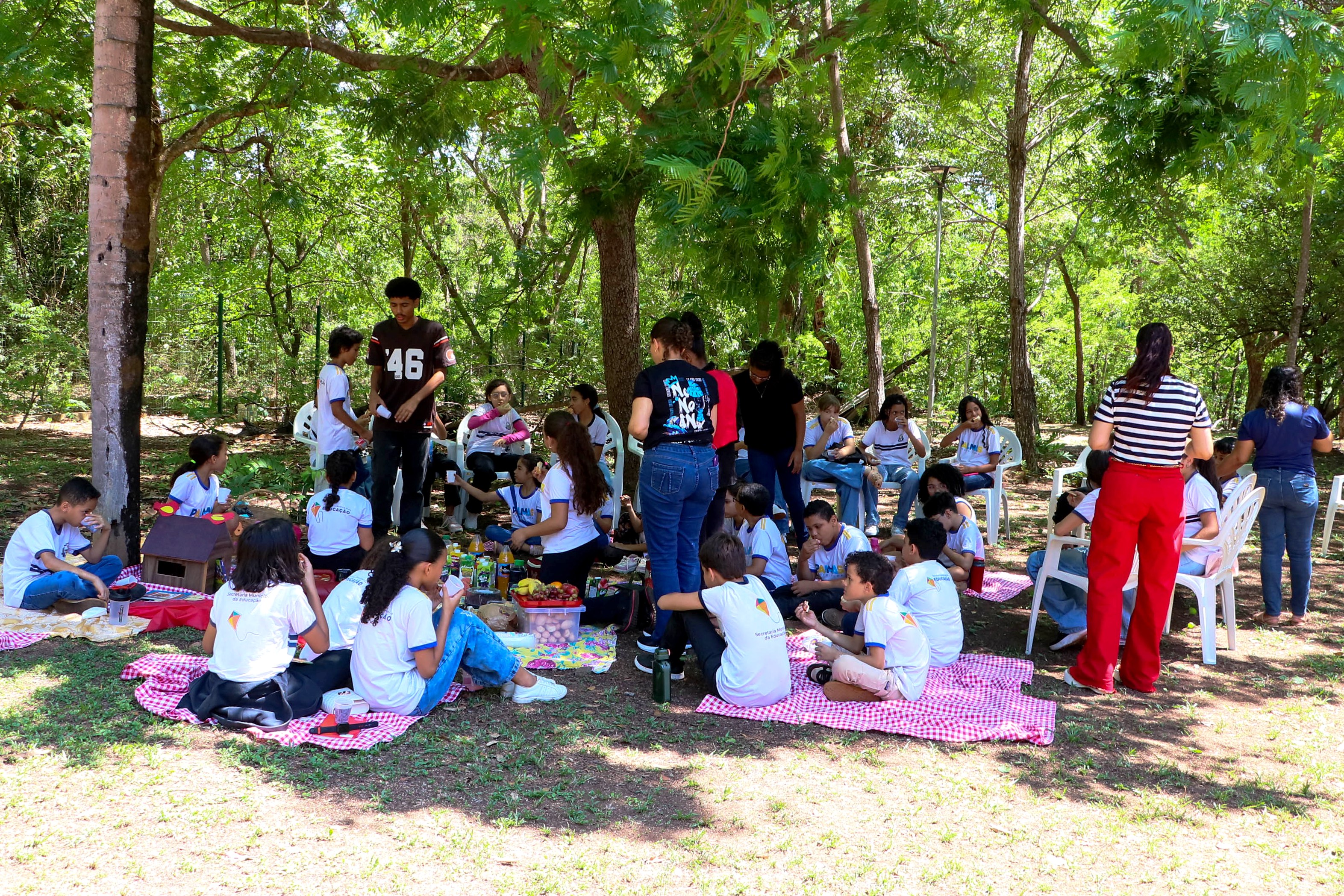 Após a conclusão das atividades do programa, todos fizeram um lanche coletivo sob a sombra das árvores que ladeiam o Museu, que fica no Parque Cesamar