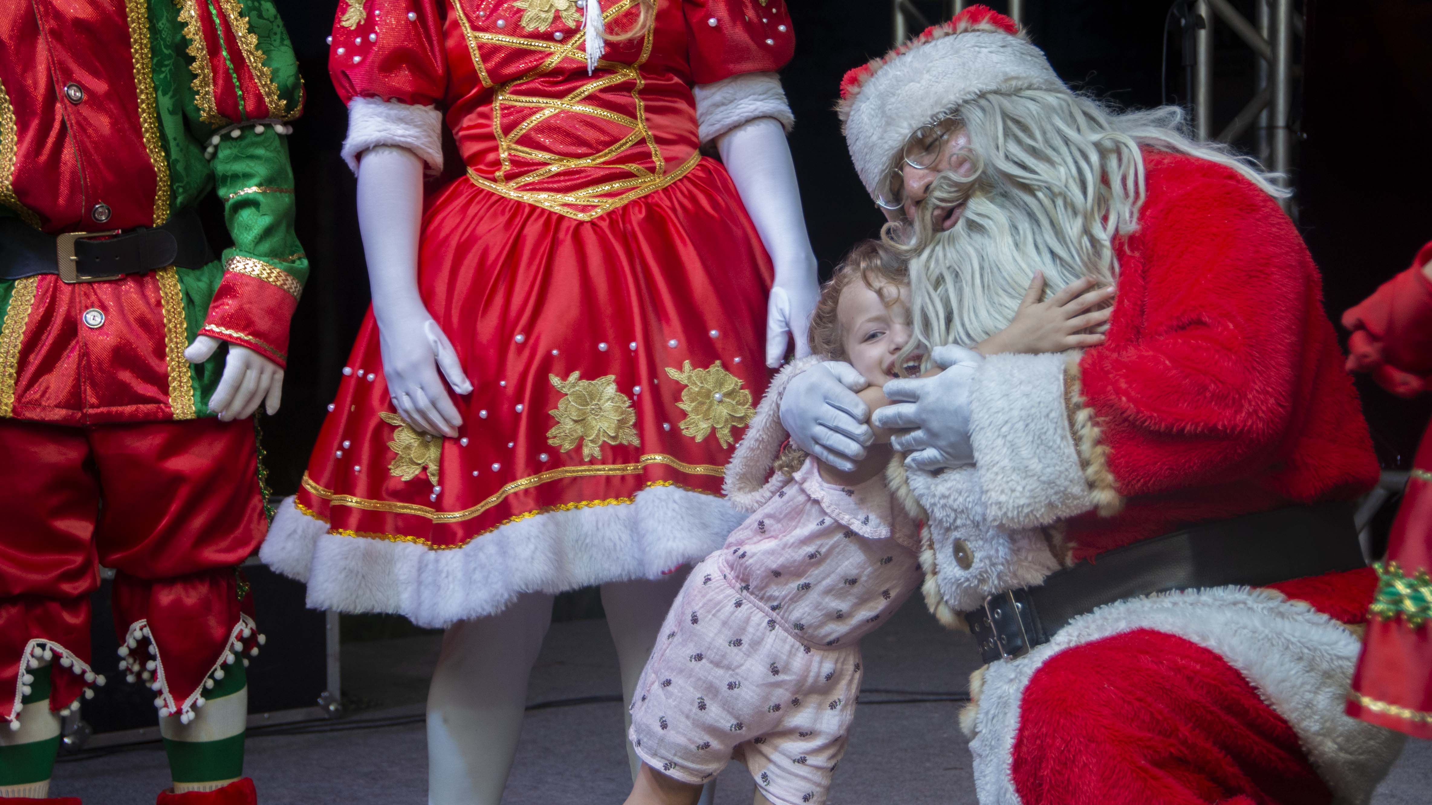 Olhos brilhantes e sorrisos de todas as idades marcam despedida do Papai Noel do Natal Cidade Encantada em Taquaruçu e Buritirana