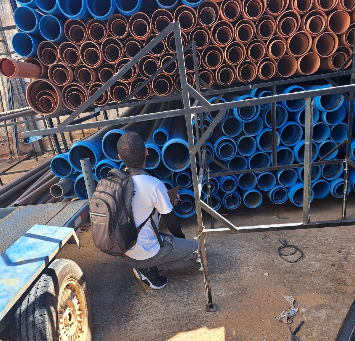 Agente de Endemias vistoria materiais para identificar possíveis focos do mosquito da dengue