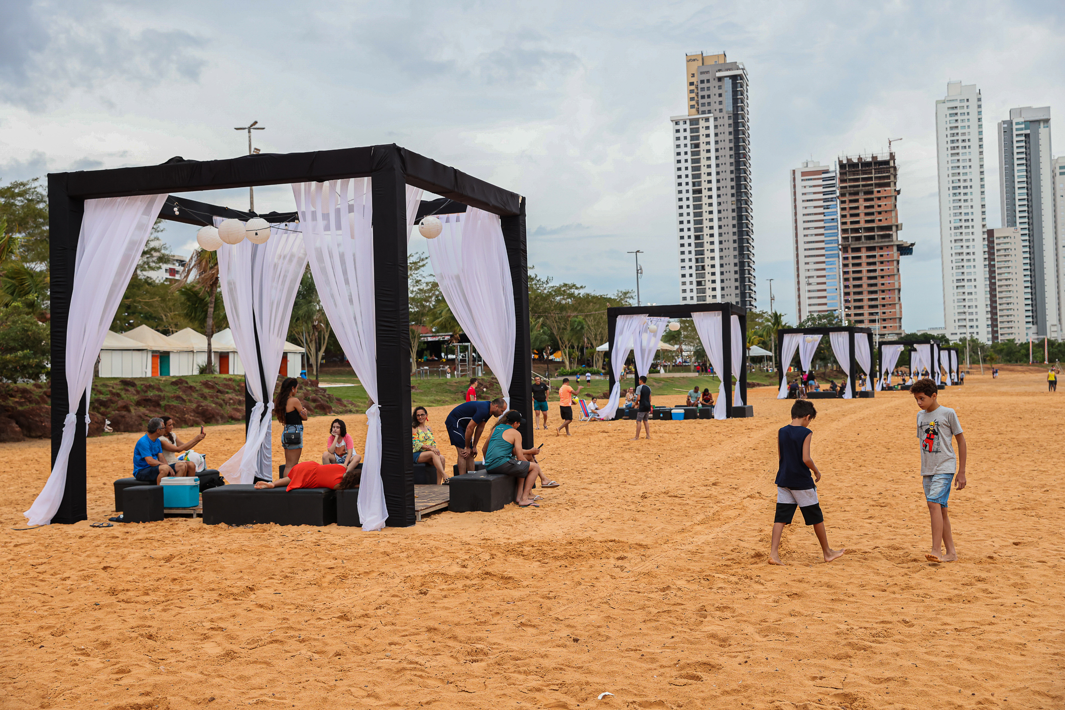 Programação do Réveillon 2024 inicia às 19 horas; Praia da Graciosa está toda preparada para a festividade