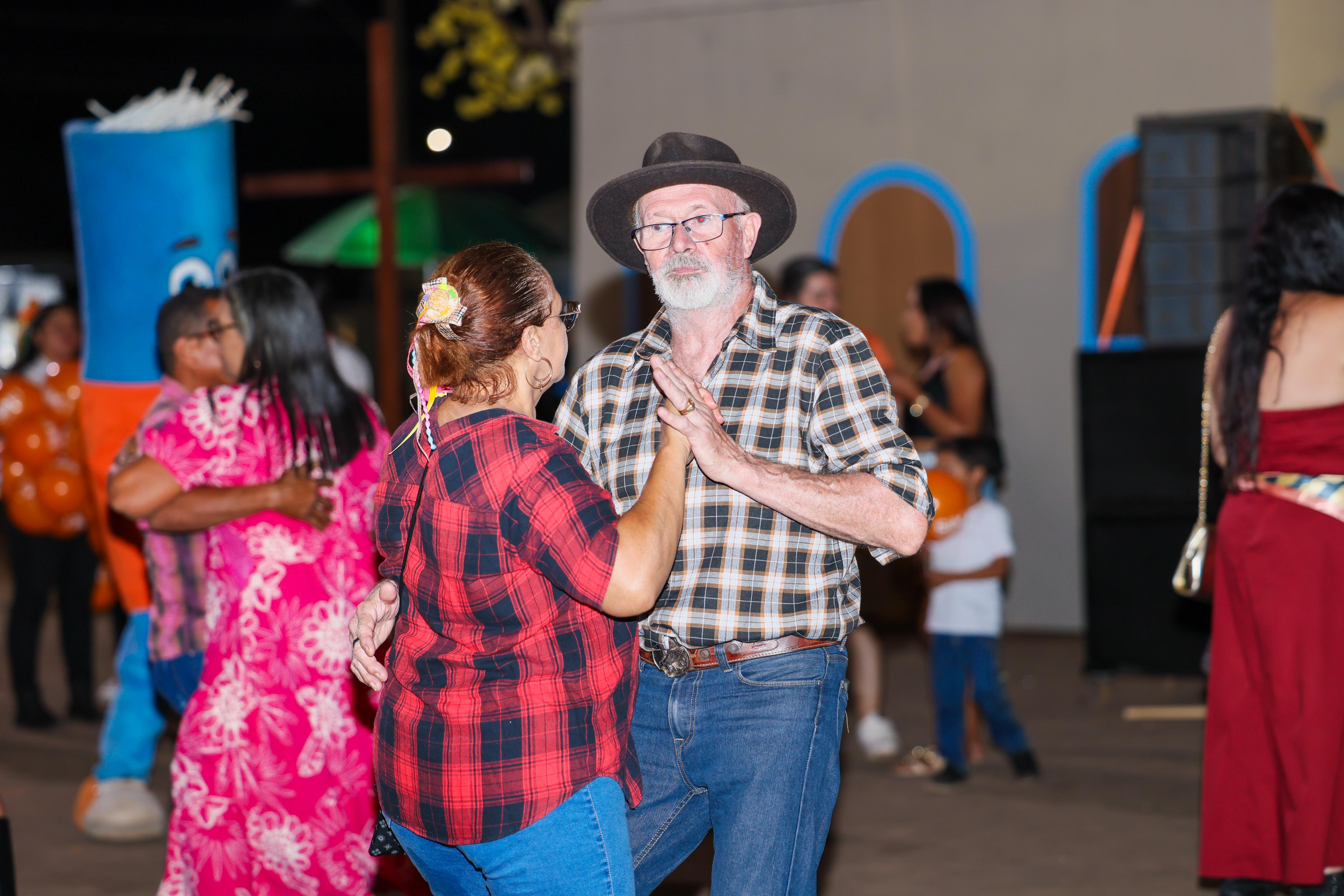 Casal Ana Rita e Dênis curtindo as músicas do trio Baião D2