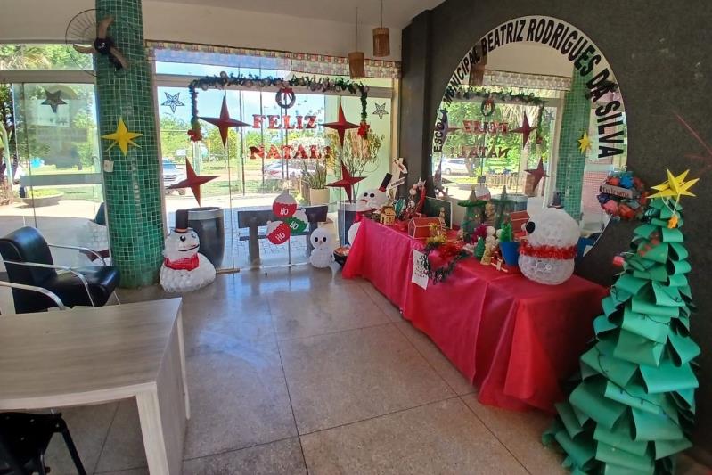 Alunos fazem decoração natalina com produtos recicláveis