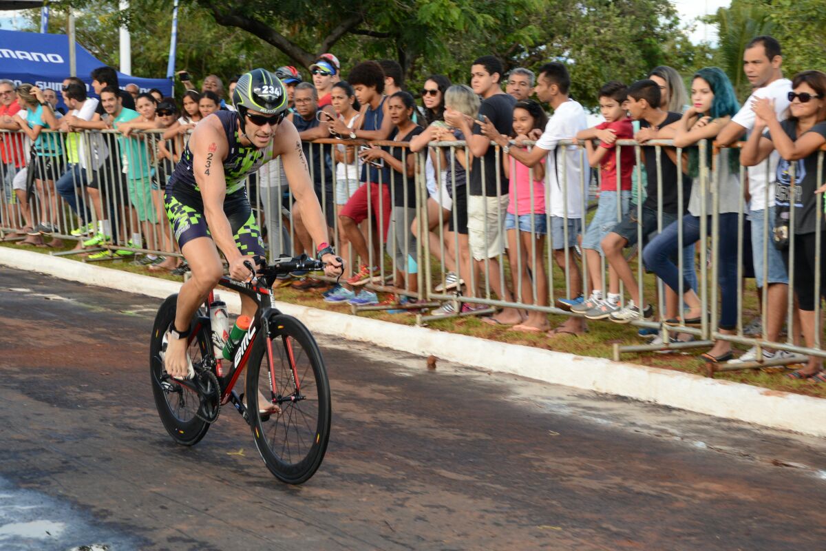 Torcedores se organizam para ajudar competidores