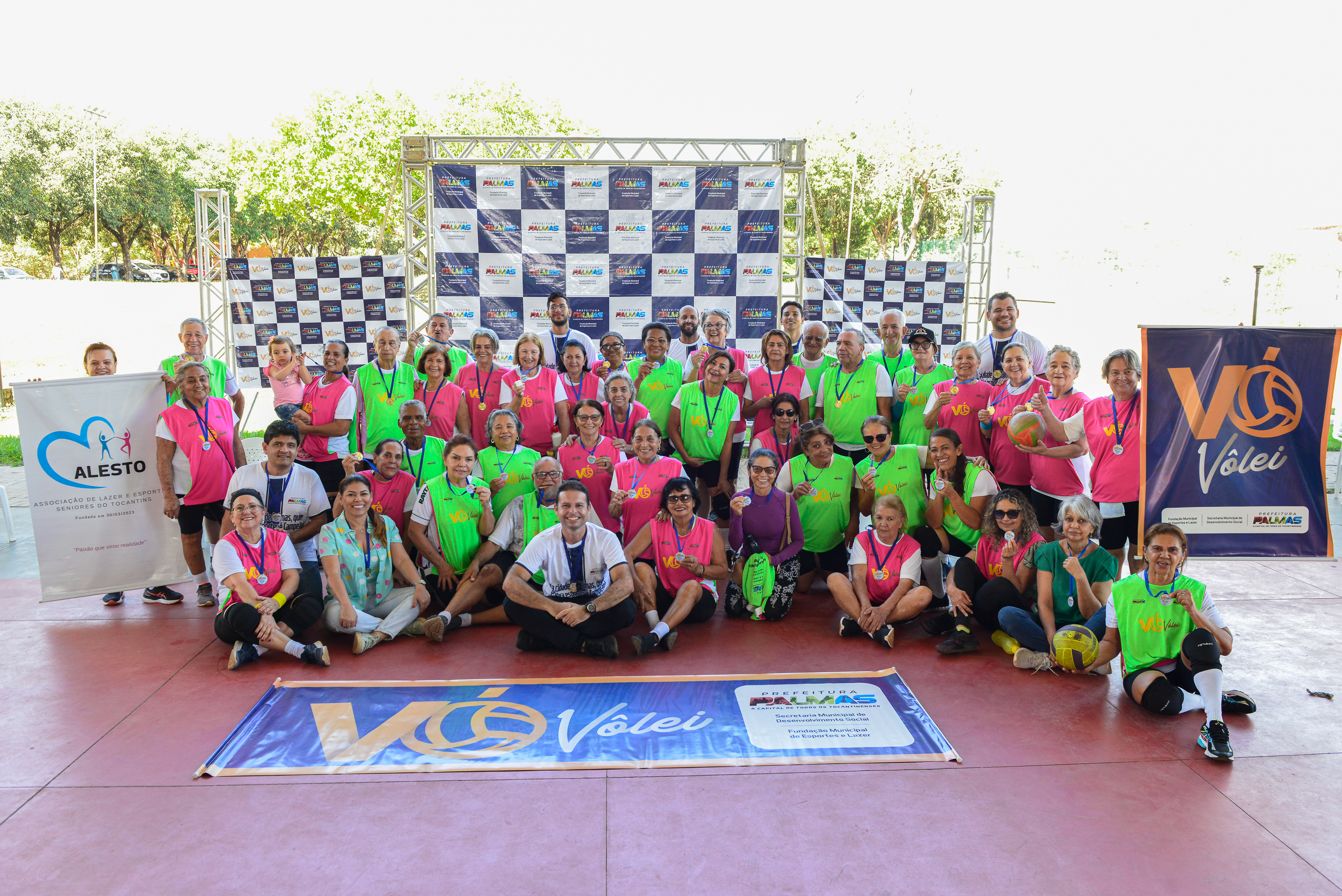 Atletas com 60 anos ou mais participaram do Festival Vó vôlei de voleibol adaptado