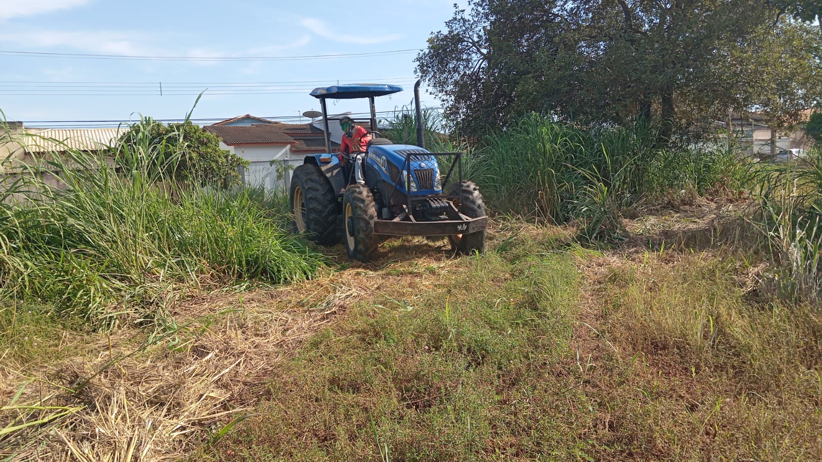 Roçagem com trator na Arse 121 (1204 Sul)