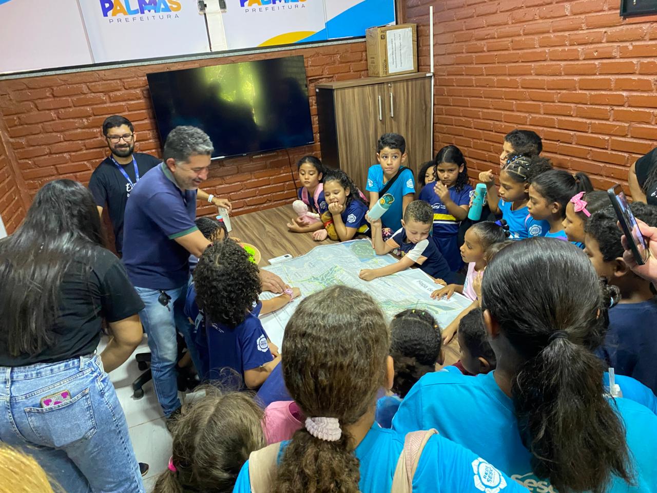 Durante visita, crianças foram apresentadas à extensão do futuro Parque dos Pioneiros. 