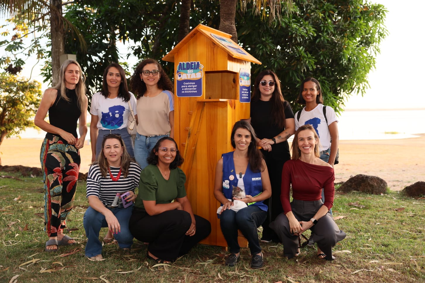 Equipe da SEBEM durante entrega de casinhas na praia da Graciosa