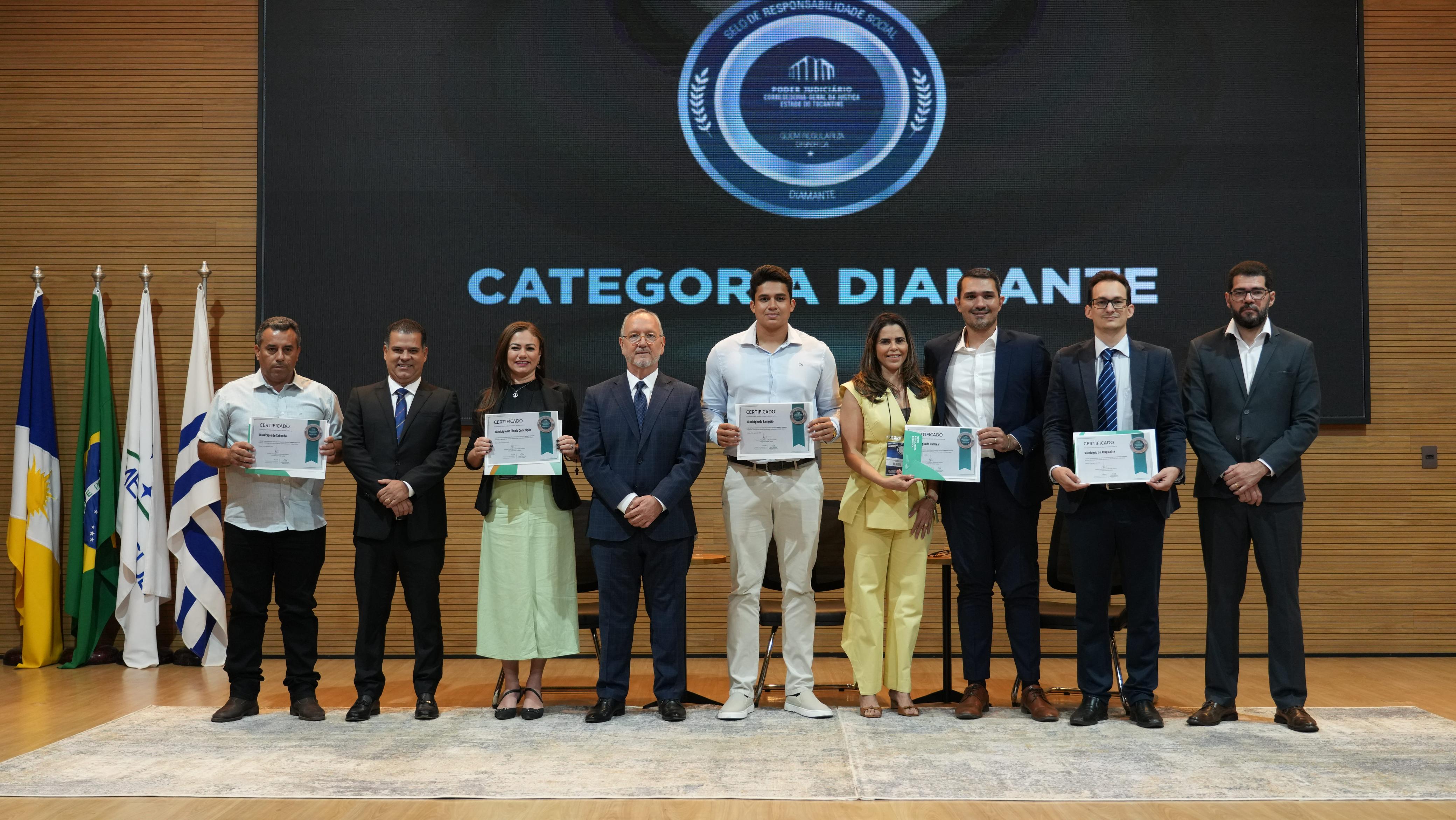 Secretário Israel Melo (3º da dir p a esq) recebe certificação que reconhece empenho do Município de Palmas em regularização fundiária