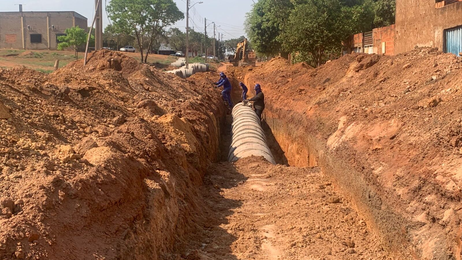 Segue avançando a implantação de galerias de drenagem na Rua 42