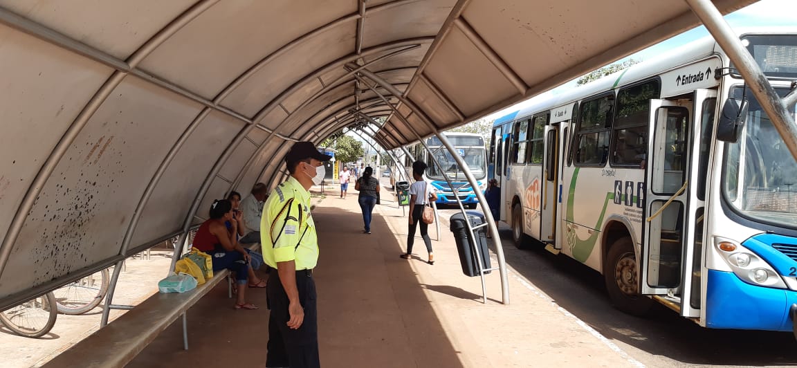 Agentes de Trânsito e Transporte fazem fiscalização em ônibus coletivos da Capital