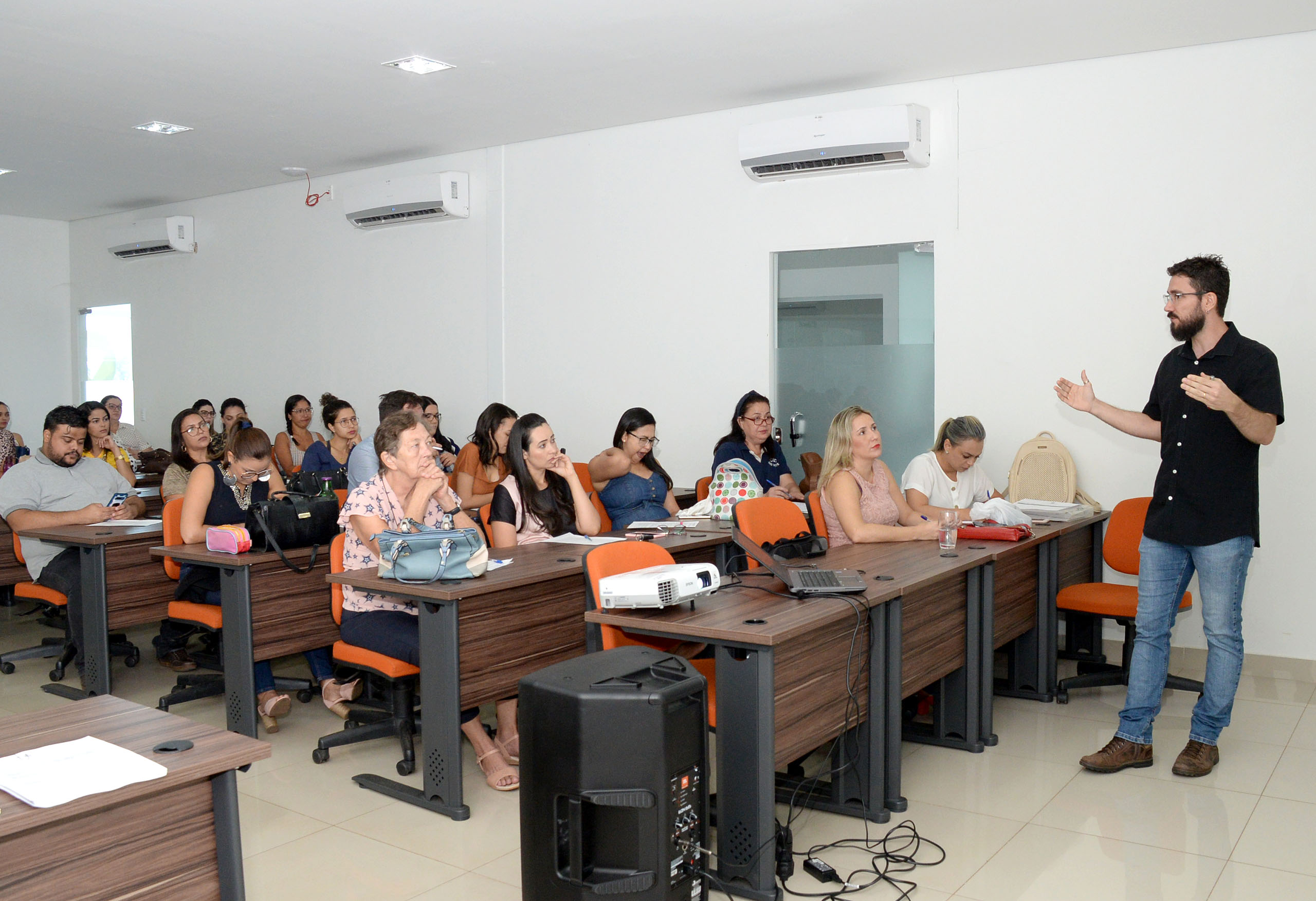 Médicos, enfermeiros e farmacêuticos participam de capacitação sobre leishmaniose visceral