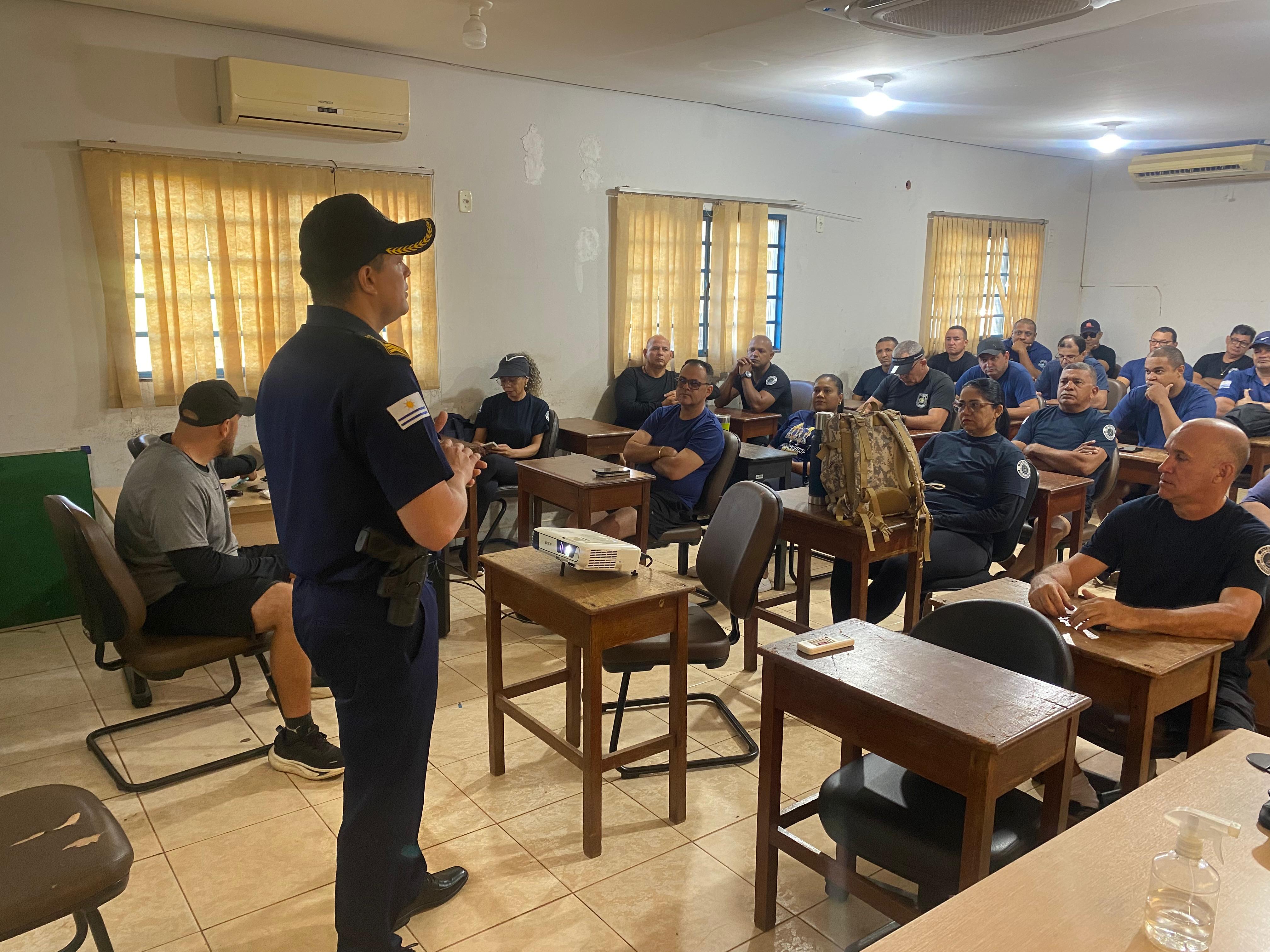 Inspetor  Enes recepciona colegas durante o Estágio de Qualificação Profissional no Quartel da GMP .  Foto: Divulgação GMP