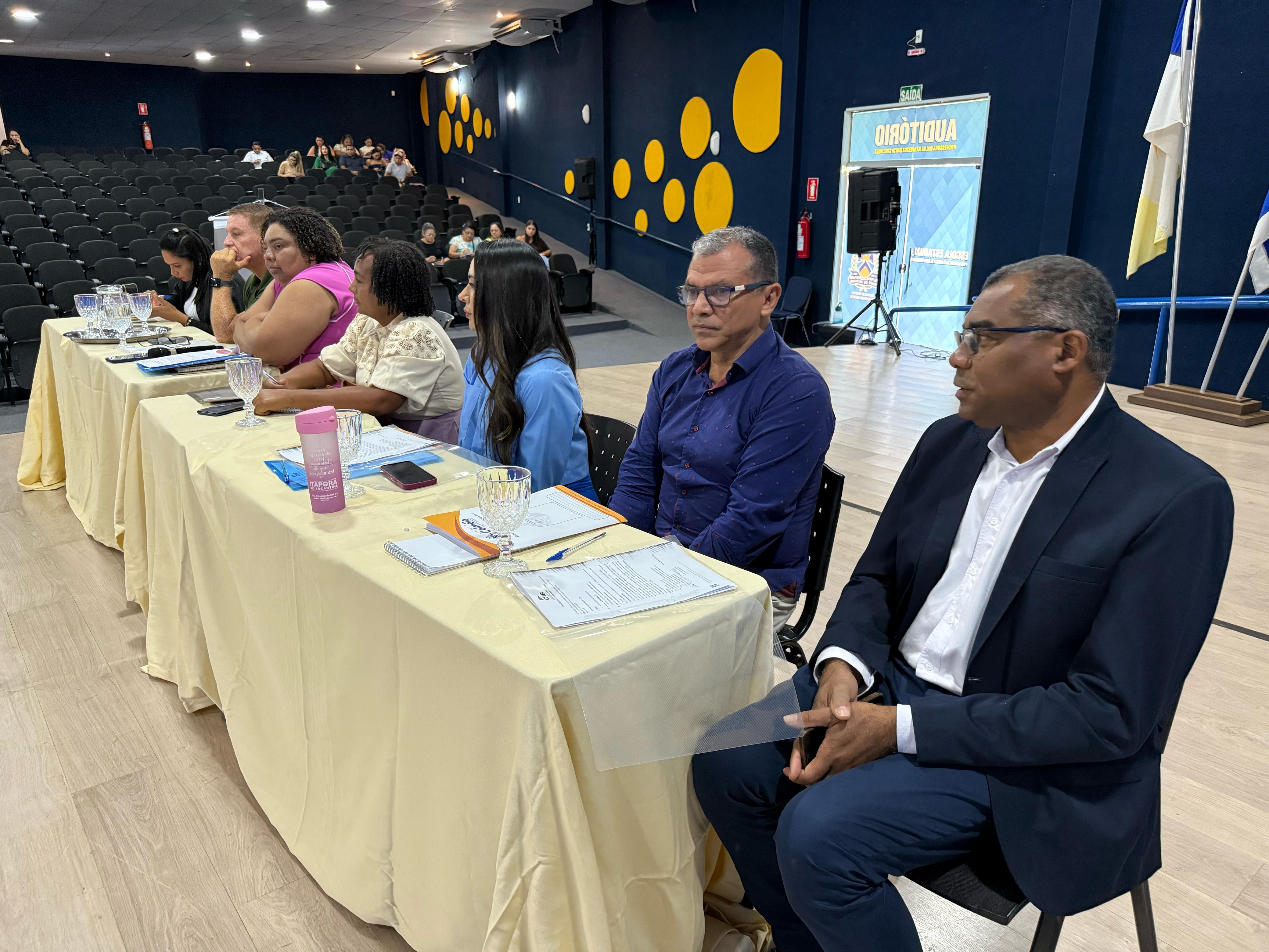 Reunião foi realizada no auditório da Escola Estadual Professora Elizângela Glória Cardoso