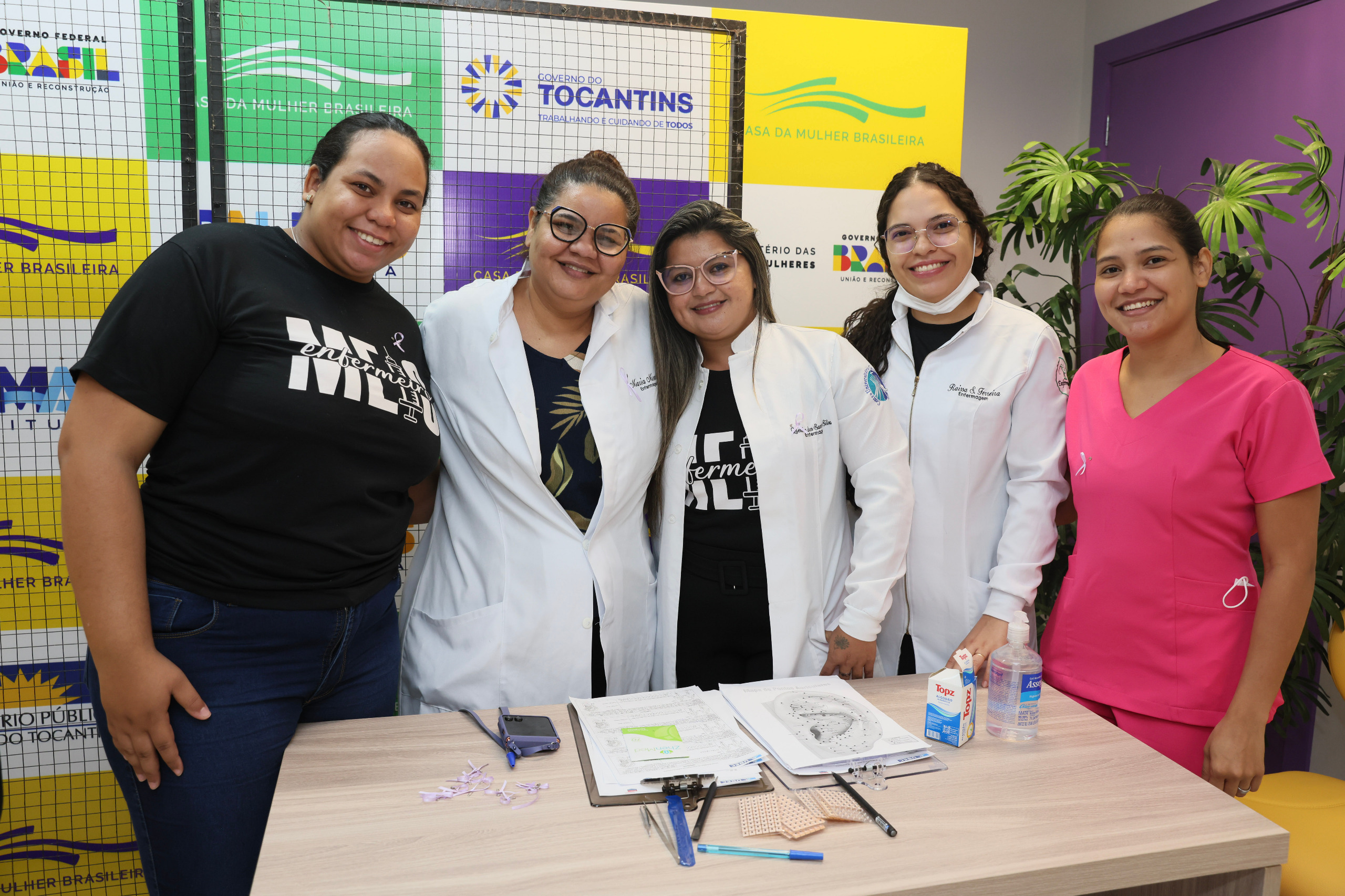 Grupo de estudantes levou atendimentos de Auriculoterapia durante a ação ‘Mulher, Vida e Recomeço: um laço de cuidado’  - Foto Lia Mara
