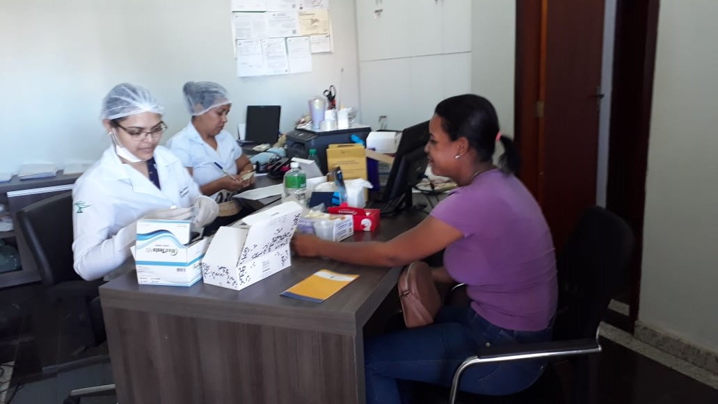 Trabalhadores da saúde sensibilizam moradores sobre a importância do teste rápido para detectar hepatites virais