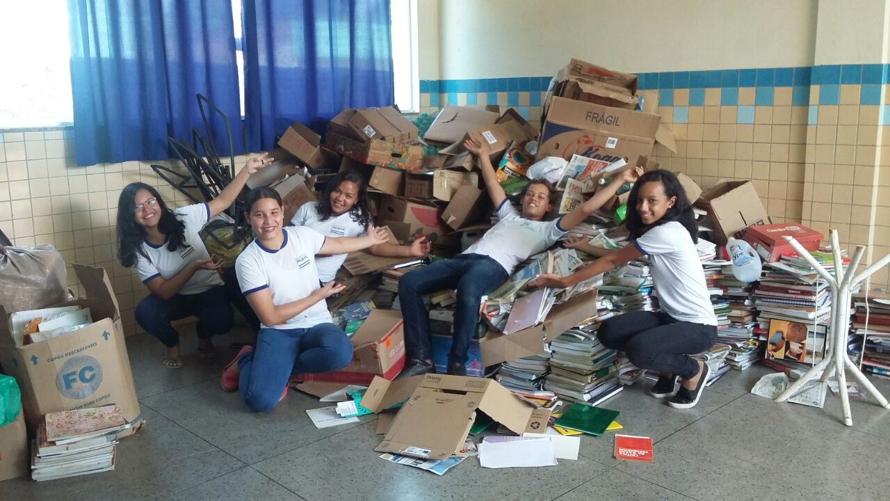 Mobilização de alunos da Escola Crispim Pereira Alencar rende 600 quilos de material reciclável