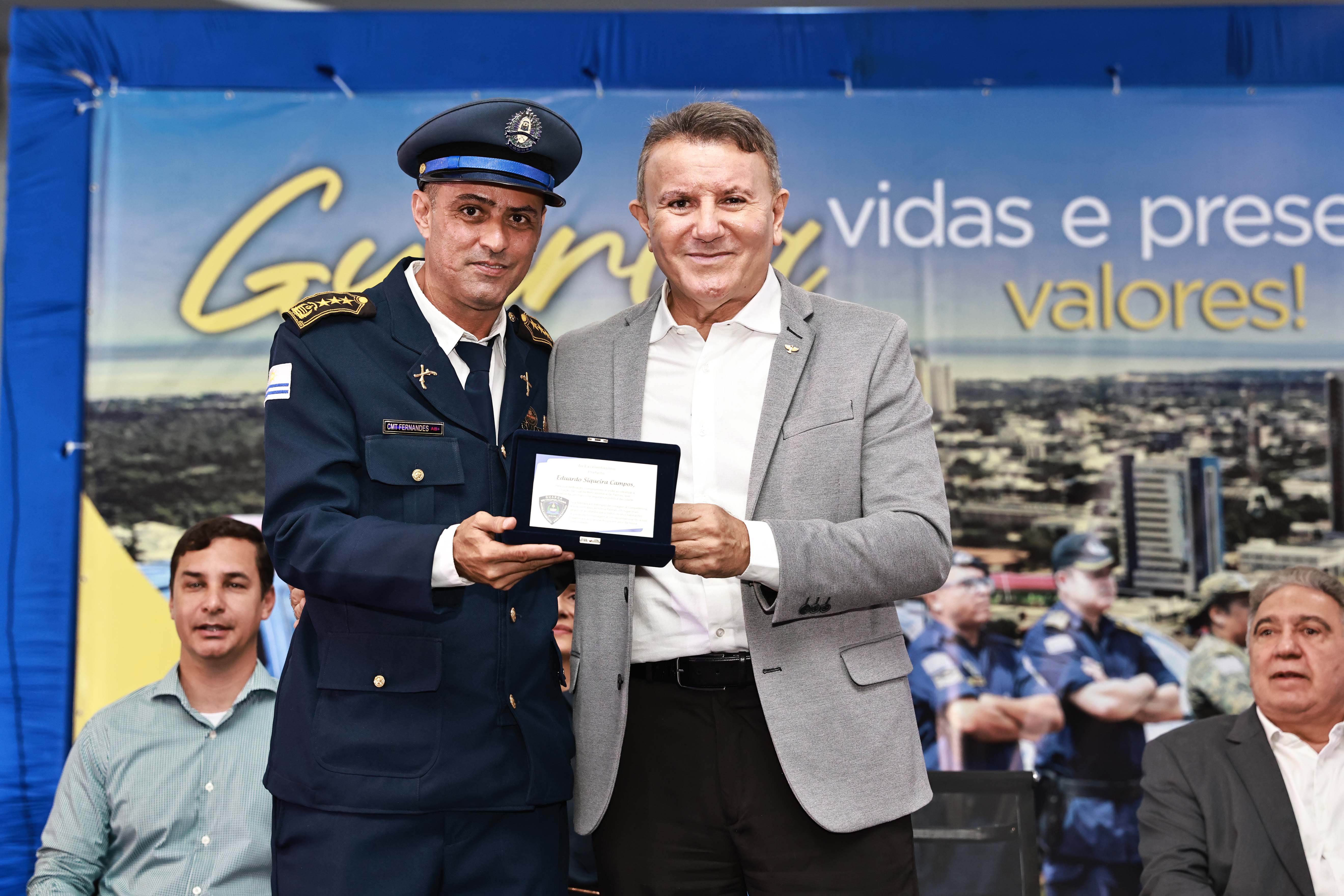 Prefeito Eduardo Siqueira Campos, que criou a GMP em 1993, recebe homenagem das mãos do Comandante Fernandes
Palmas - TO
