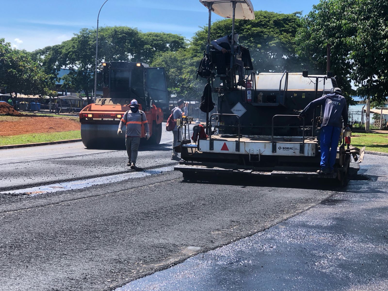 Avenidas dos Jardins Aurenys I e III recebem serviços de recapeamento asfáltico da Prefeitura de Palmas