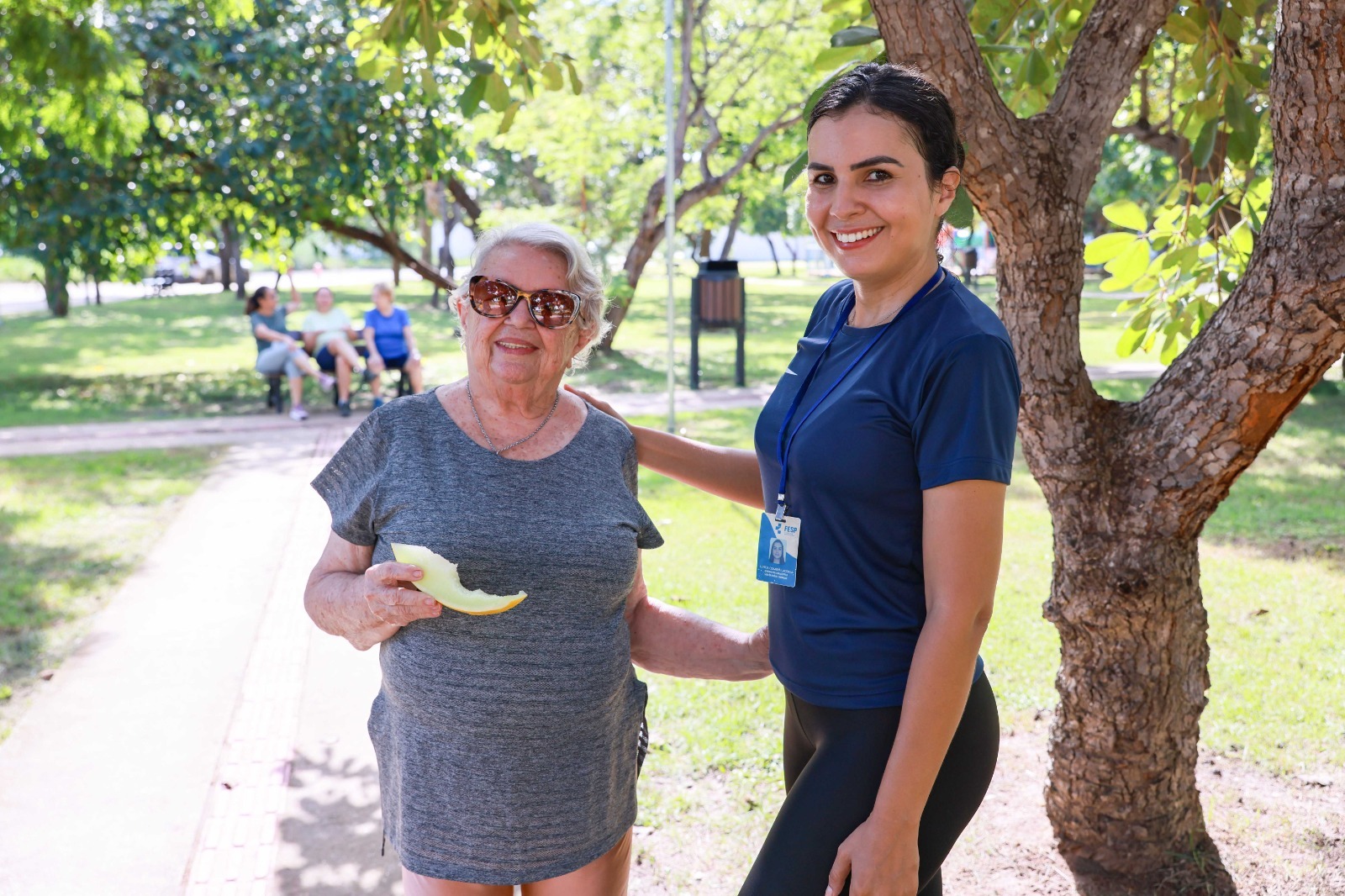 Leni  Barbosa, 84 anos, acompanhada da profissional de educação física Letícia Coimbra