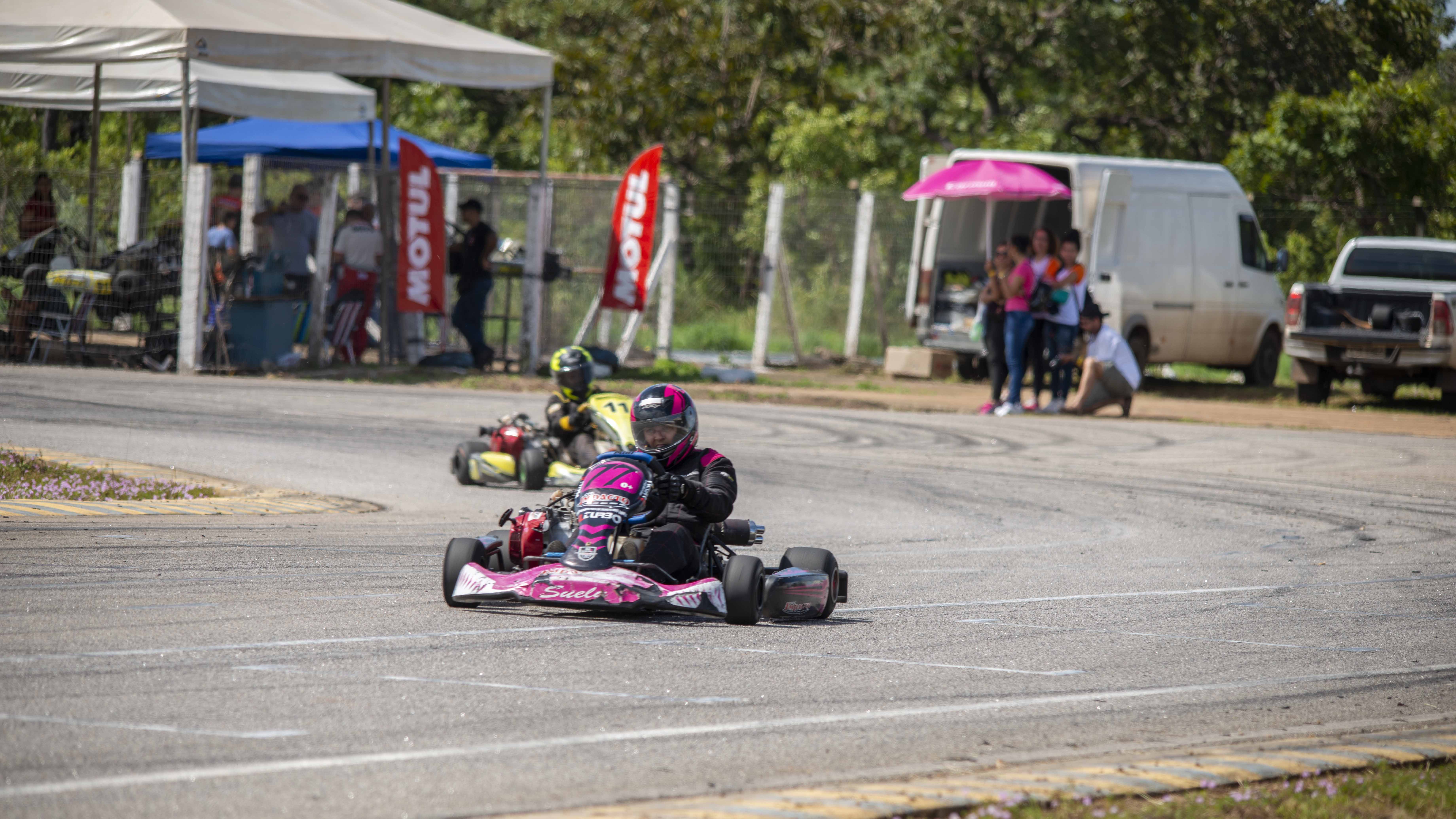 Inicia o Campeonato Tocantins de Kart e elas mostram que adrenalina corre em suas veias; primeira etapa da competição aconteceu neste sábado, 07