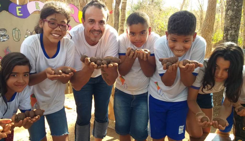 Alunos da ETI Fidêncio Bogo usam técnica da bomba de sementes para contribuir com recuperação de áreas degradadas no Taquaruçu Grande