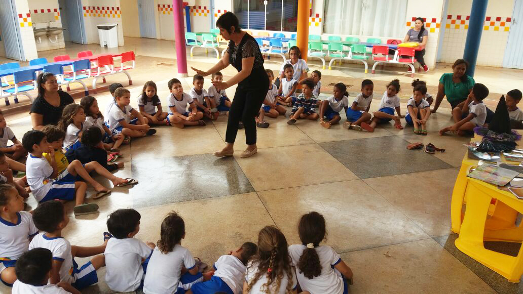 Escritora membro da Academia Feminina Espírito–Santense de Letras promove roda de Leitura no Cmei Sementes do Amanhã