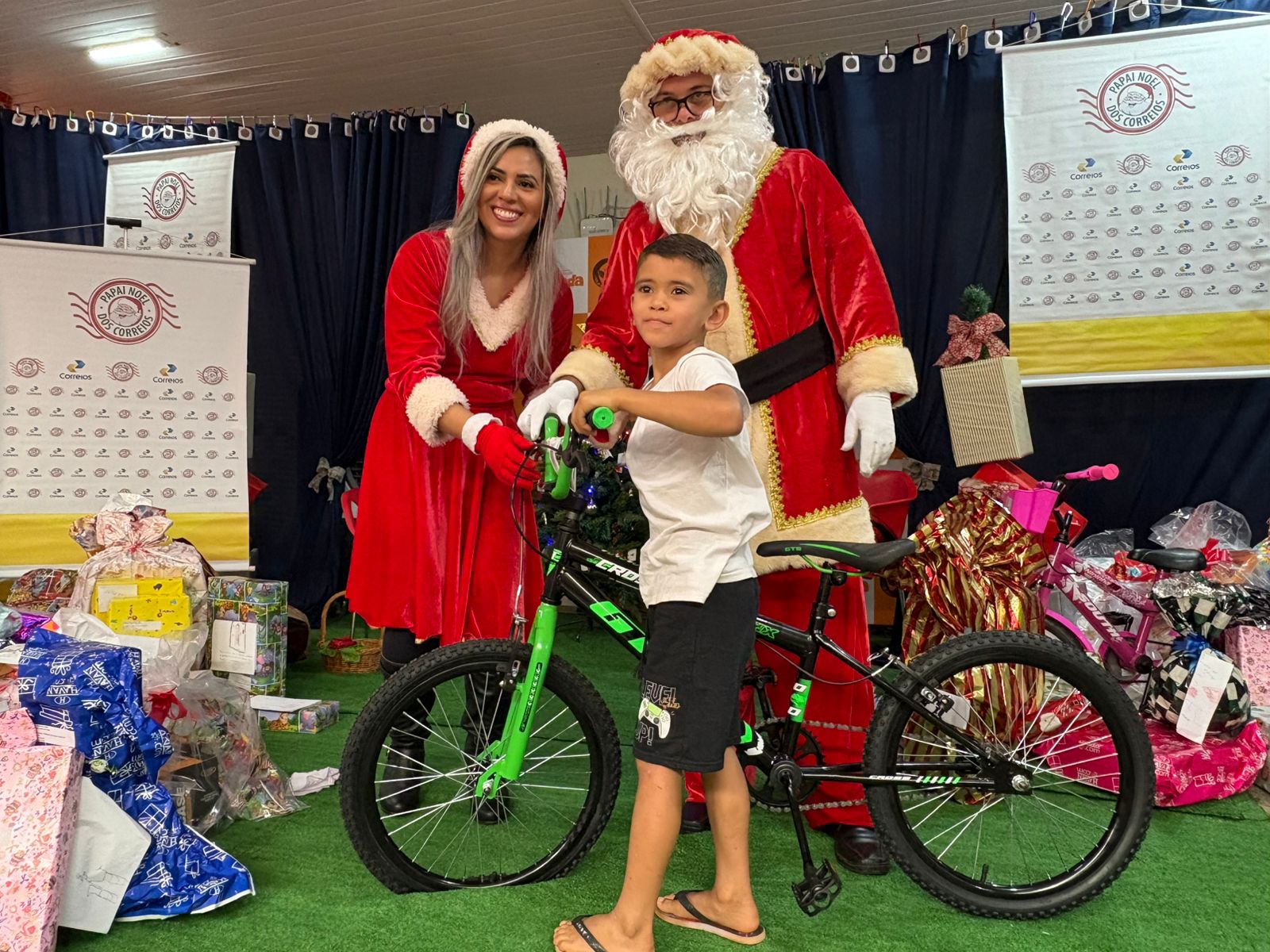 Na entrega, foram distribuídas bicicletas, carrinhos, bonecas e diversos outros brinquedos solicitados nas cartinhas enviadas aos Correios