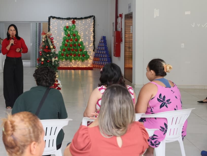 Gerente do Creas II, Valéria Morais Santos, durante a Confraternização para as famílias atendidas pelos equipamentos públicos