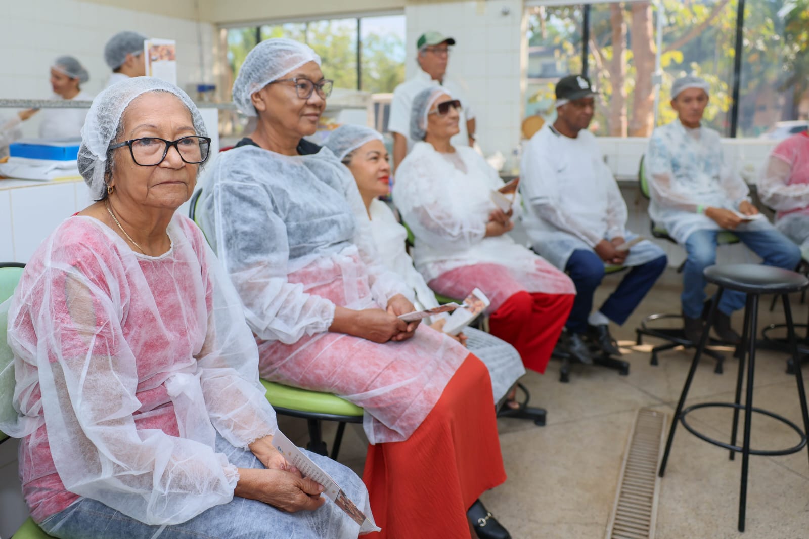 Idosos atendidos no Centro de Referência de Assistência Social da 407 norte participam de oficina de produção de doce de leite