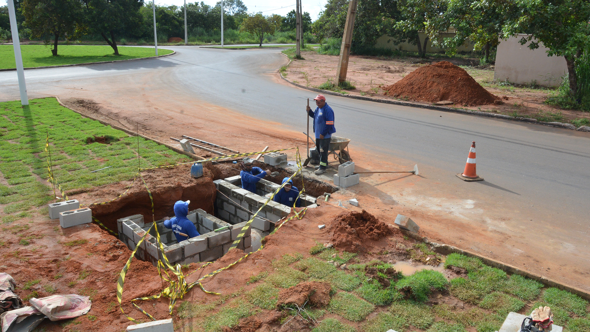 Bocas coletoras são construídas na Avenida LO-05 para aumentar capacidade de drenagem pluvial