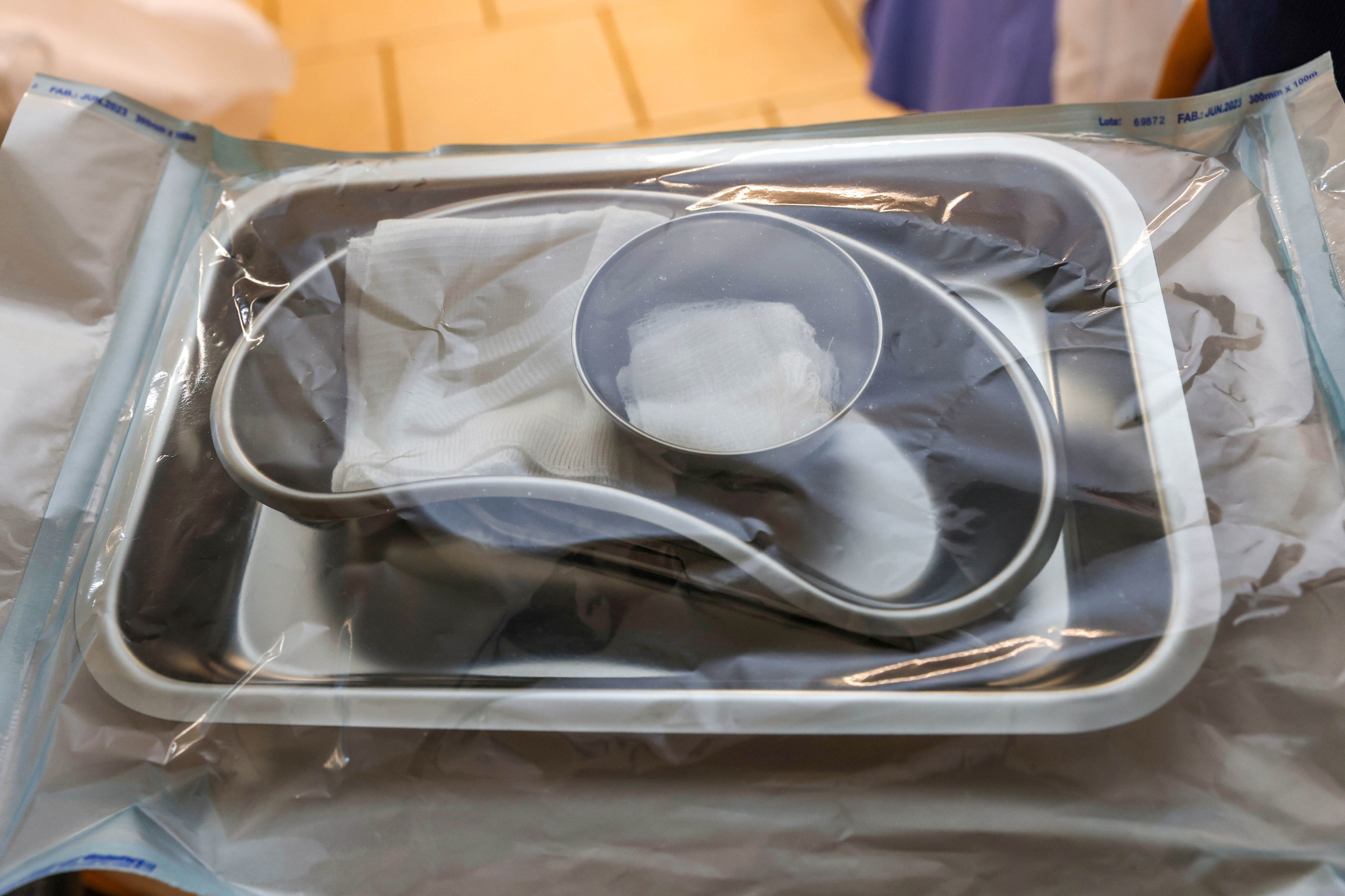 Cada Kit de cateterismo vesical é composto por uma bandeja, uma cuba-rim, uma cuba-redonda, uma pinça e por gazes