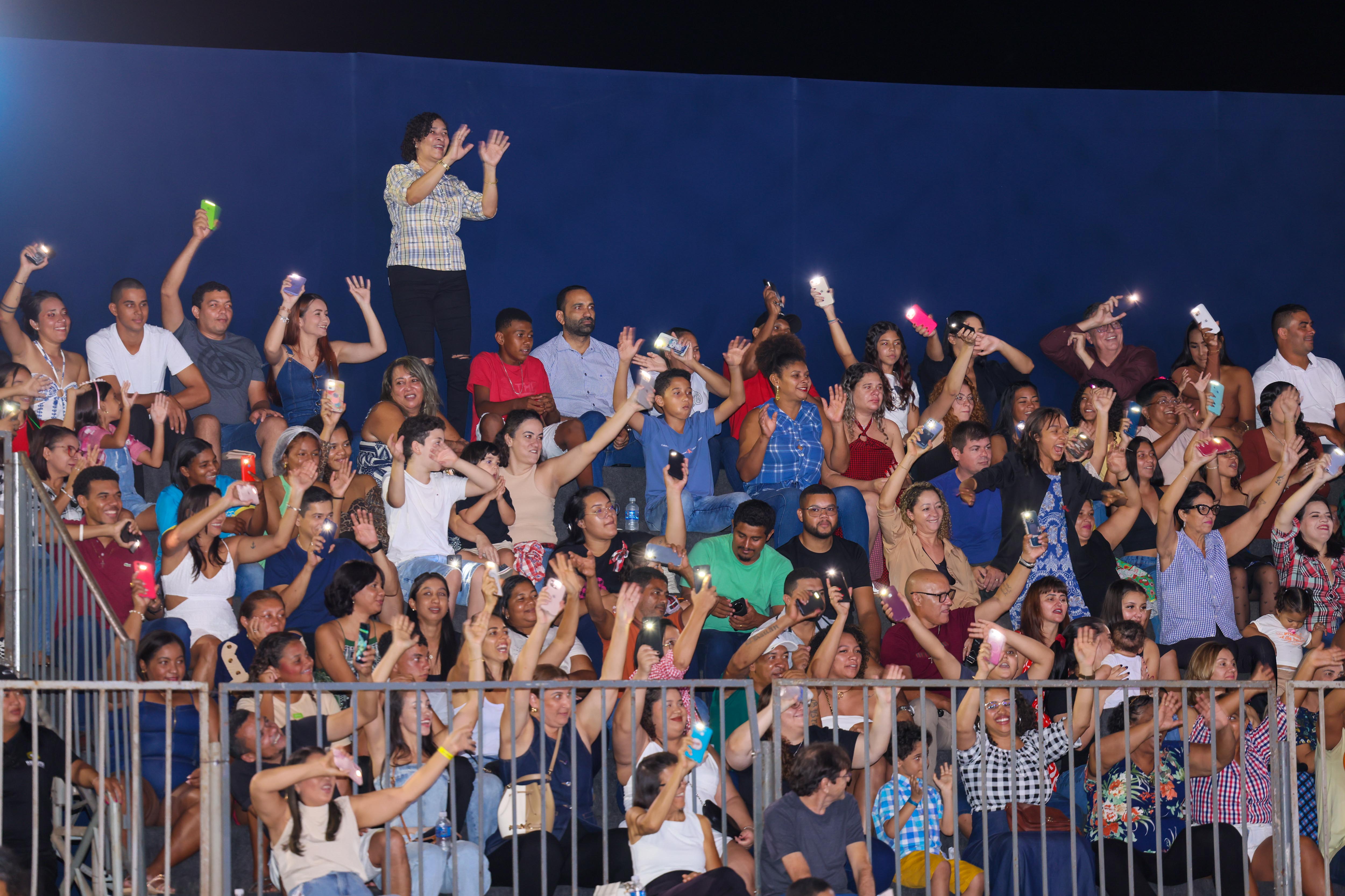 Famílias e apaixonados pelo São João lotaram a arena para celebrar a cultura popular e vibrar com as apresentações juninas