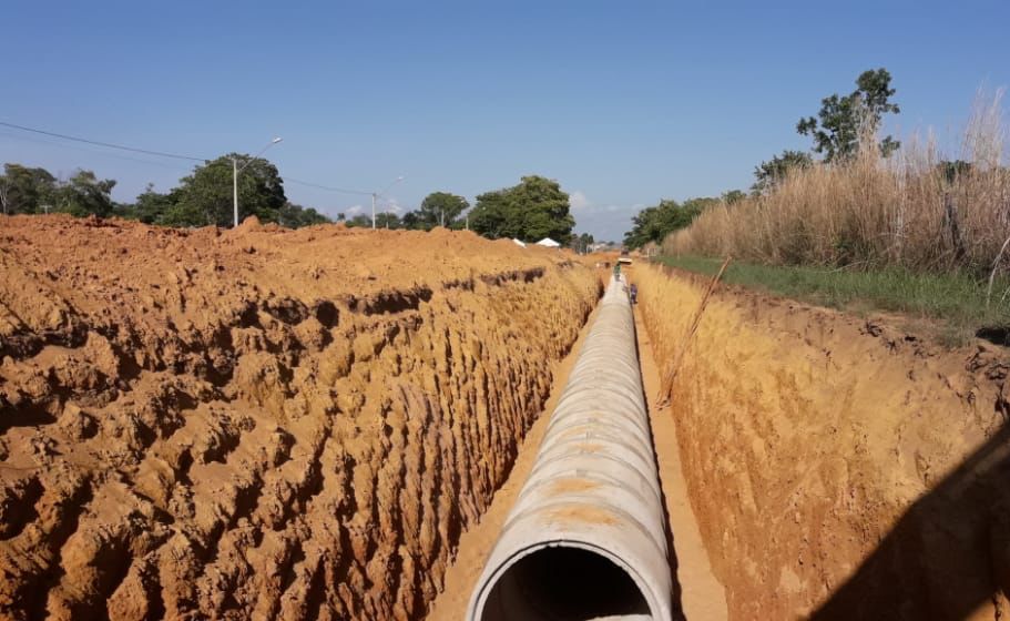 Mais de 170 metros de tubulações são instaladas em obra de macrodrenagem