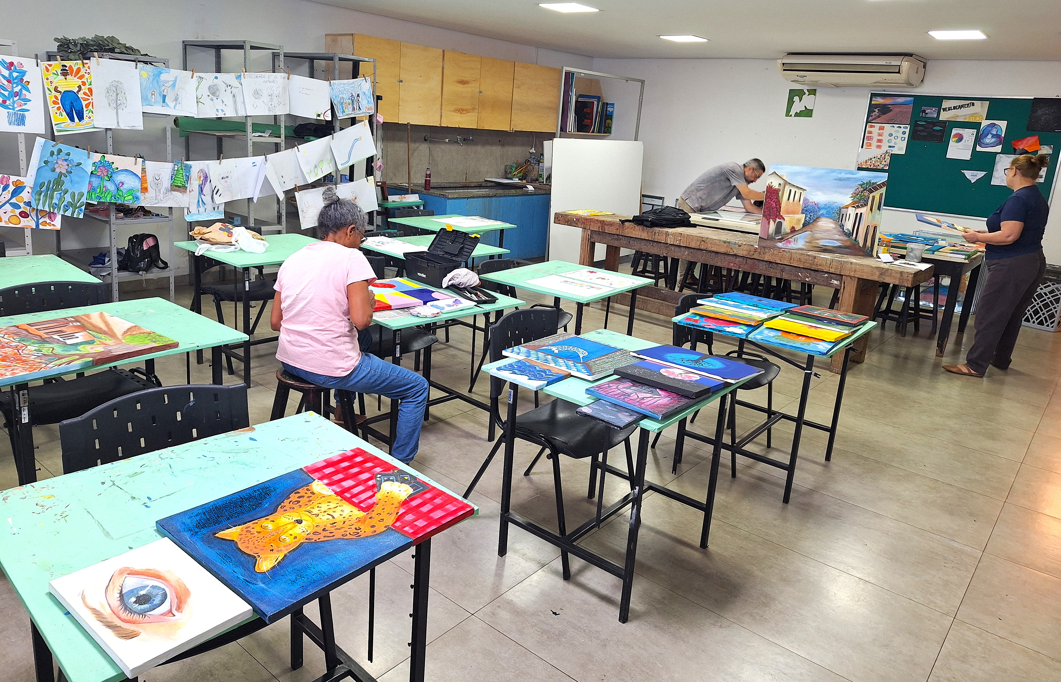 Ao todo, serão expostas cerca de 150 obras, entre pinturas em telas, desenhos e peças em argila