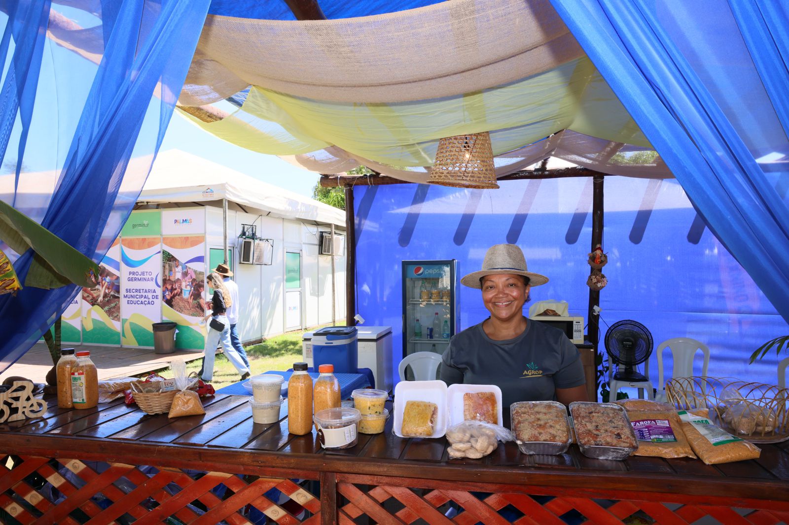 Cida Siqueira, da Associação de Produtores de Palmas, apresenta produtos elaborados com frutos do cerrado