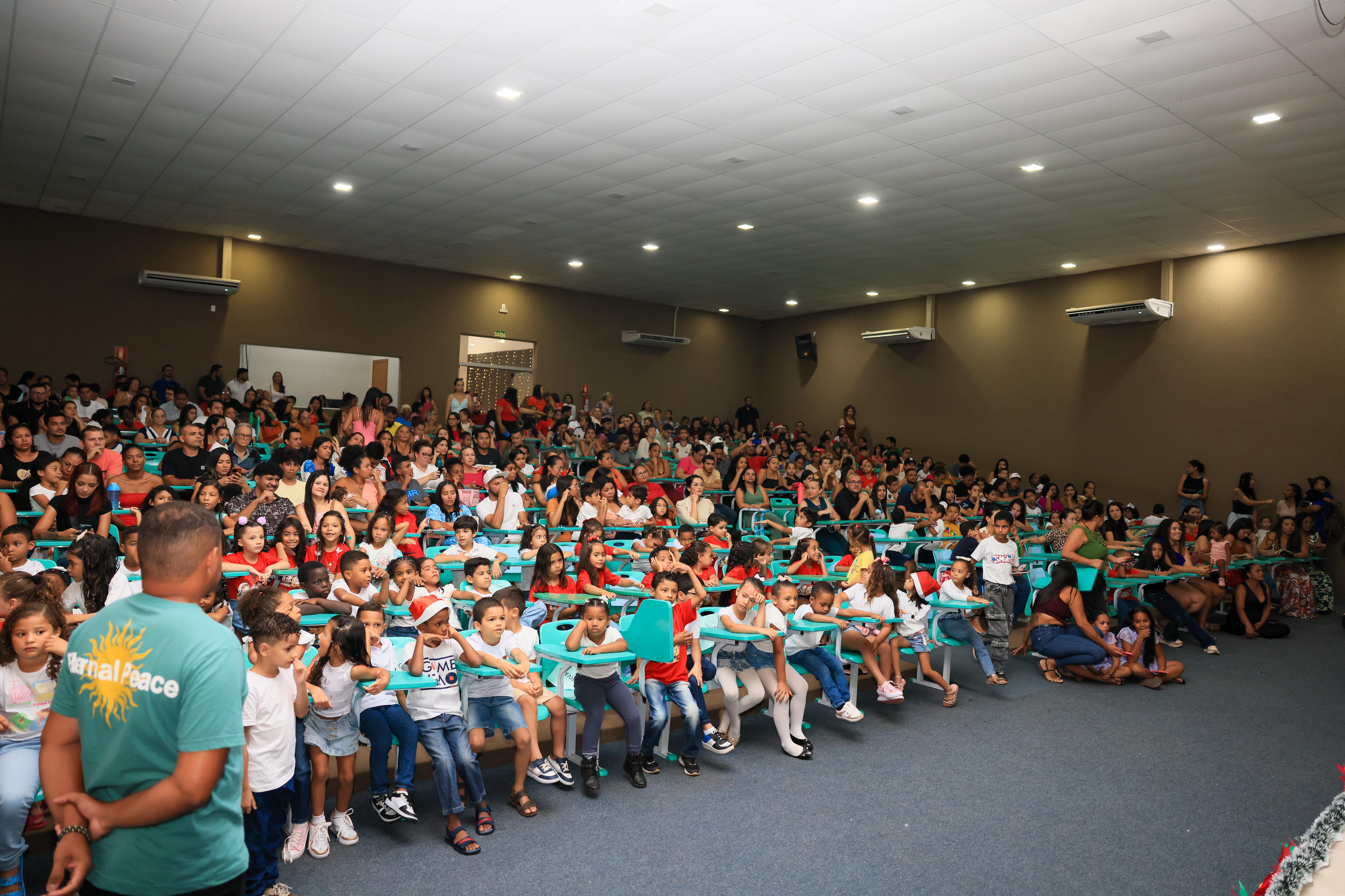 O auditório da ETI Almirante Tamandaré ficou lotado de familiares para acompanhar de pertinho as apresentações das crianças