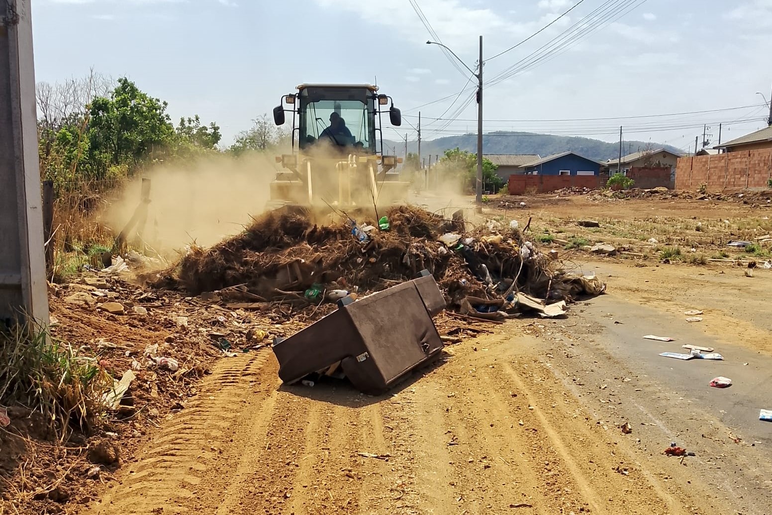 Prefeitura de Palmas retira entulhos no setor Recanto das Araras