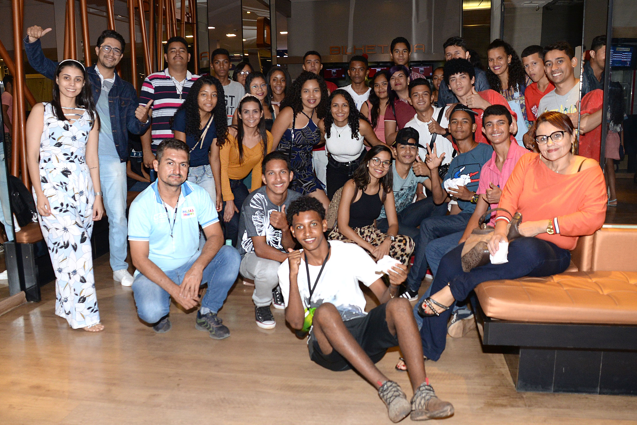 Estudantes e profissionais da saúde se divertem durante exibição de filme no cinema