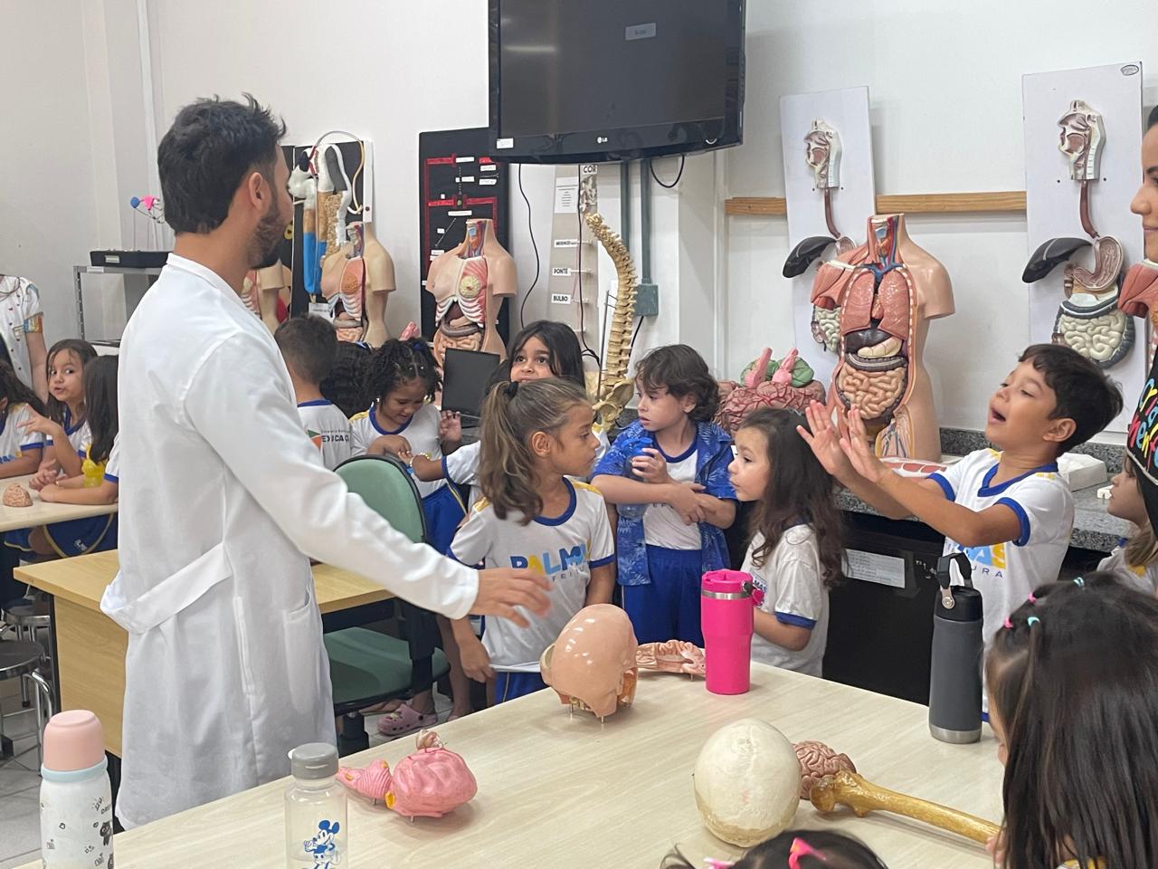 Durante a visita, as crianças exploraram materiais, observaram demonstrações e interagiram com os experimentos preparados pela equipe do laboratório