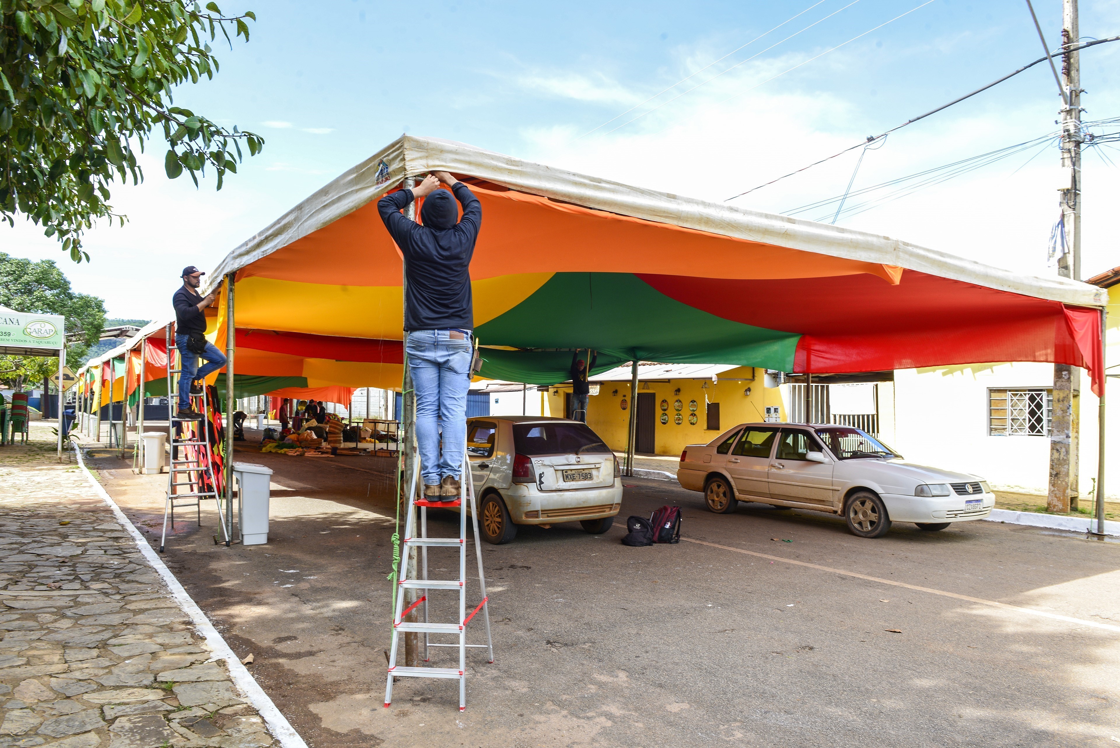 Circuito de Taquaruçu ganha decoração com cores vivas em tendas e praça