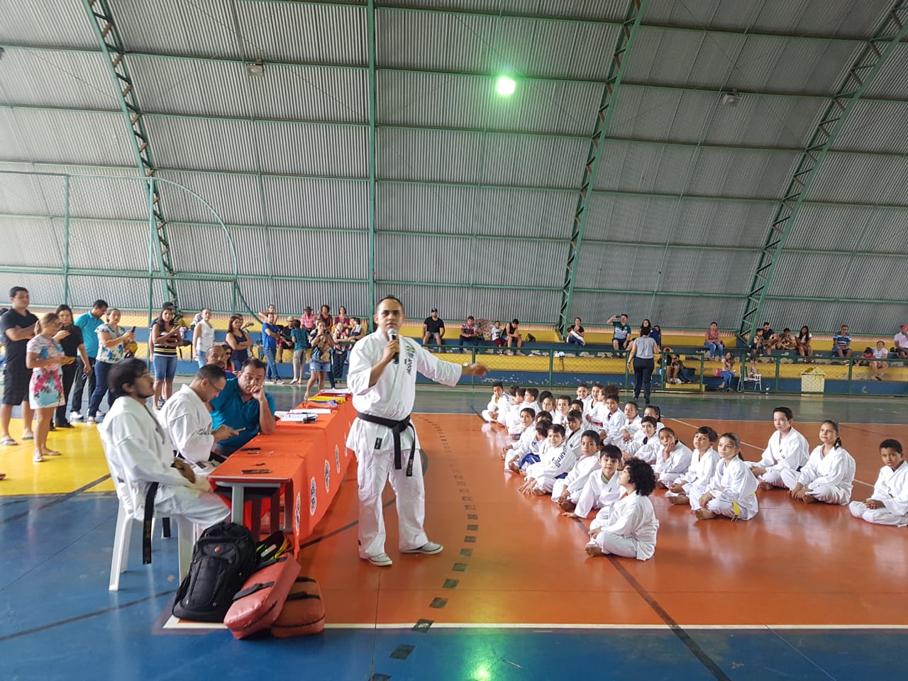 Alunos da Escola Monteiro Lobato participam do Projeto Karatê nas Escolas